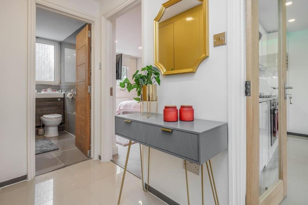 Lovely 2-bedroom With Balcony And Park View * London