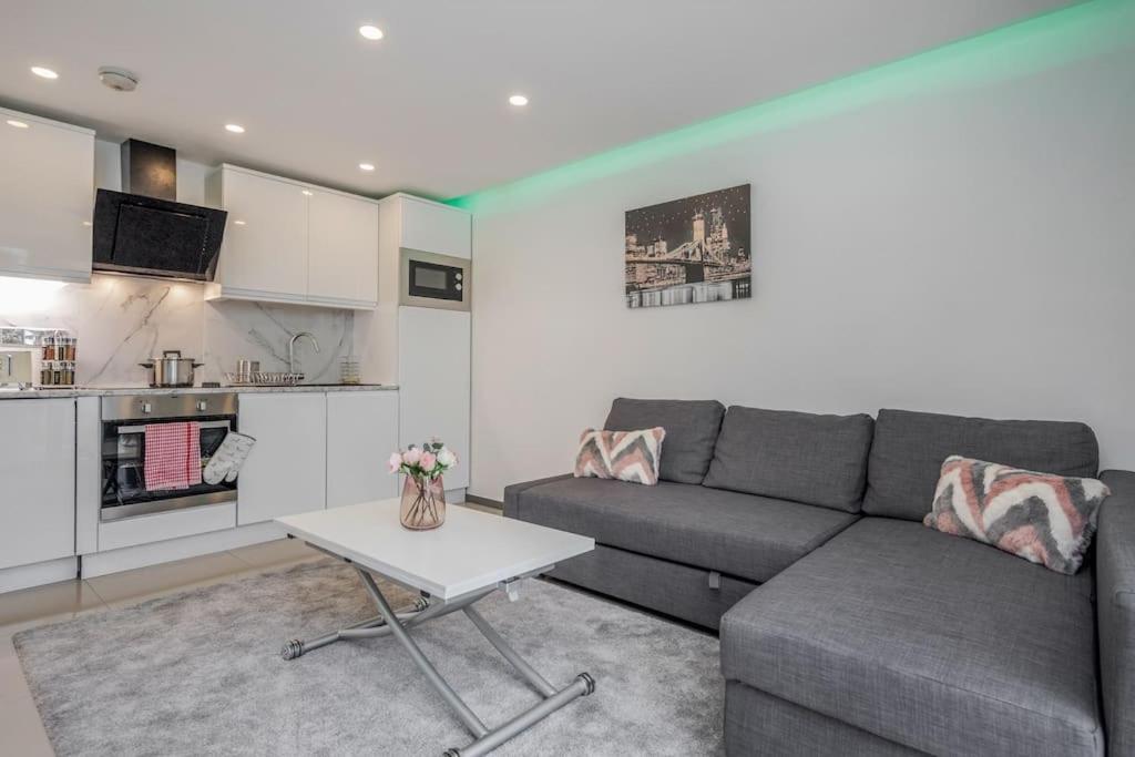 Lovely 2-bedroom With Balcony And Park View Apartment London