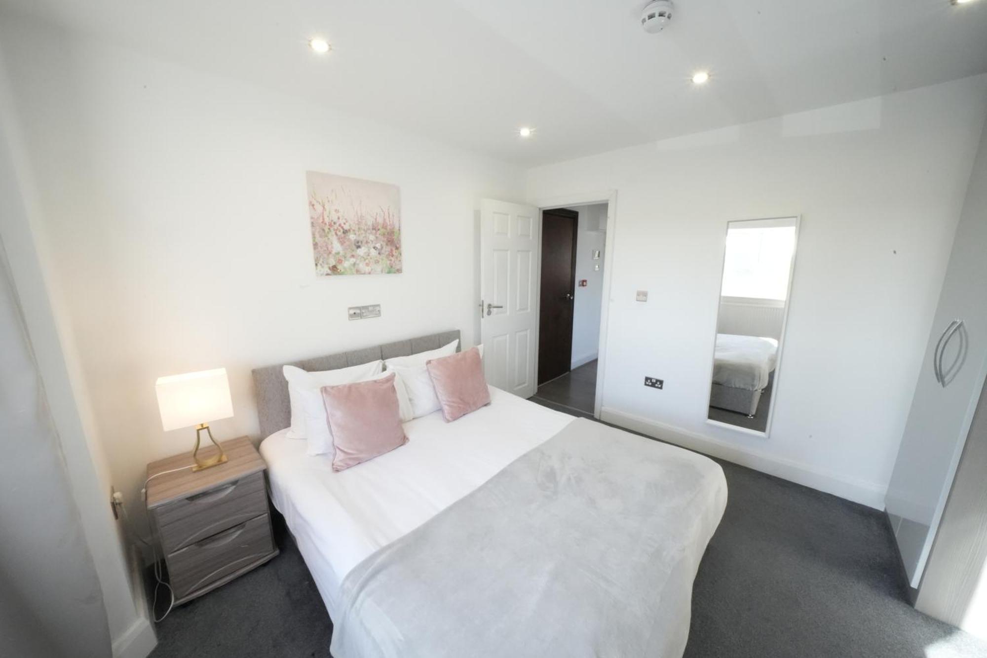Hatton Heathrow Airport- Free Parking-free Underground To And From Heathrow Airport Hatton Cross Picture-see Fast Hatton Cross To 30min