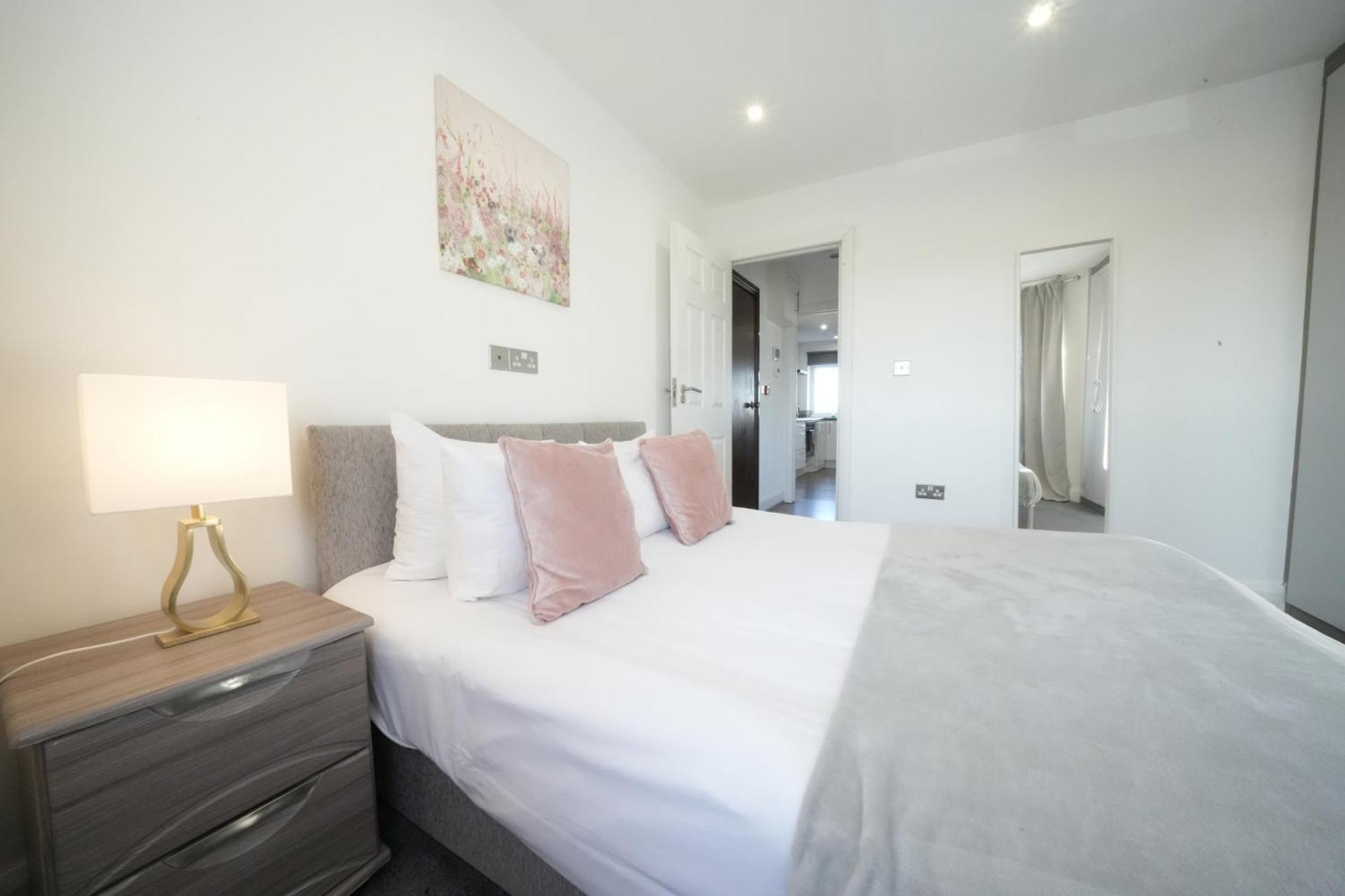 Hatton Heathrow Airport- Free Parking-free Underground To And From Heathrow Airport Hatton Cross Picture-see Fast Hatton Cross To 30min Apartment London