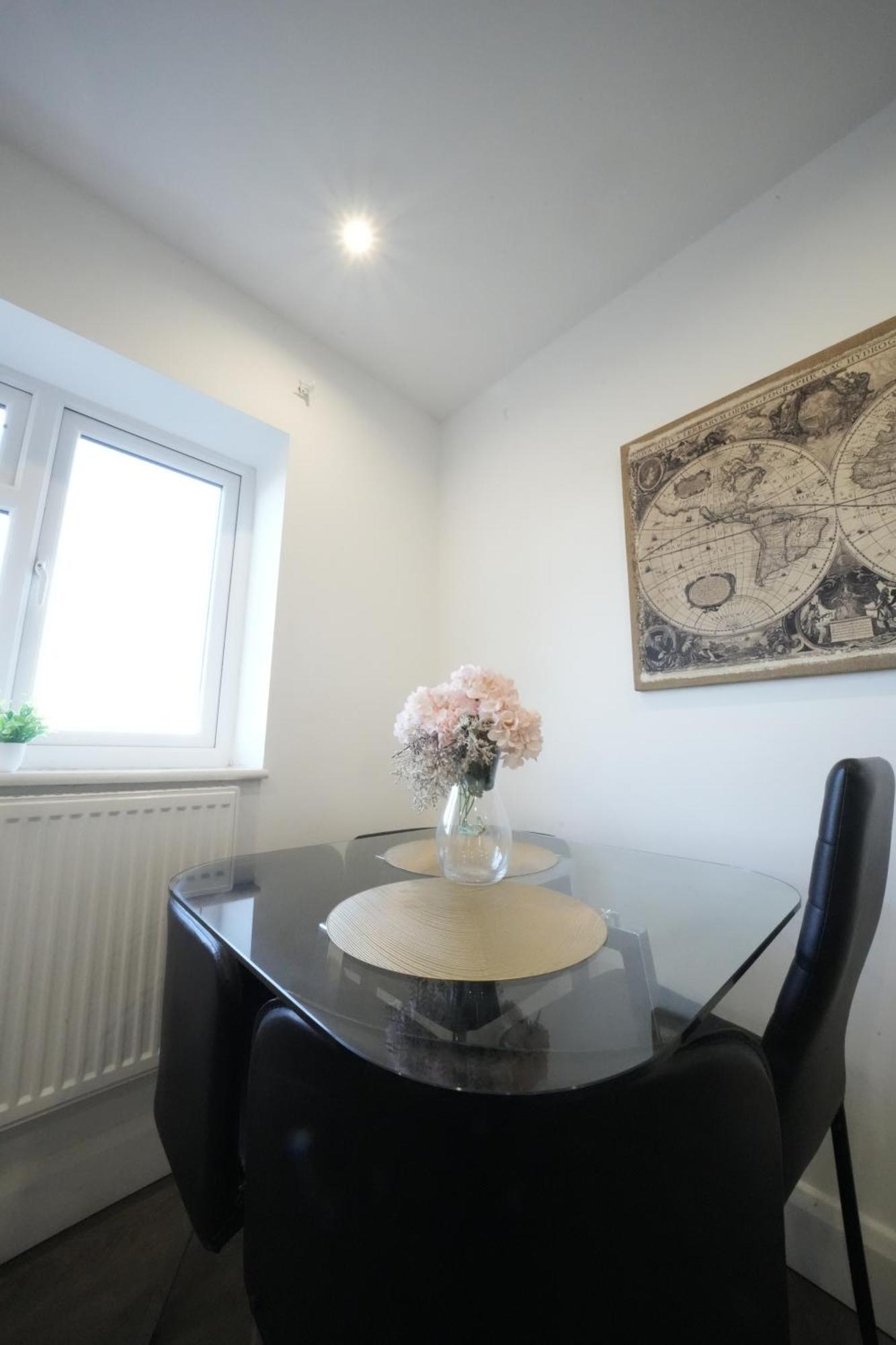 Apartment Hatton Heathrow Airport- Free Parking-free Underground To And From Heathrow Airport Hatton Cross Picture-see Fast Hatton Cross To 30min *