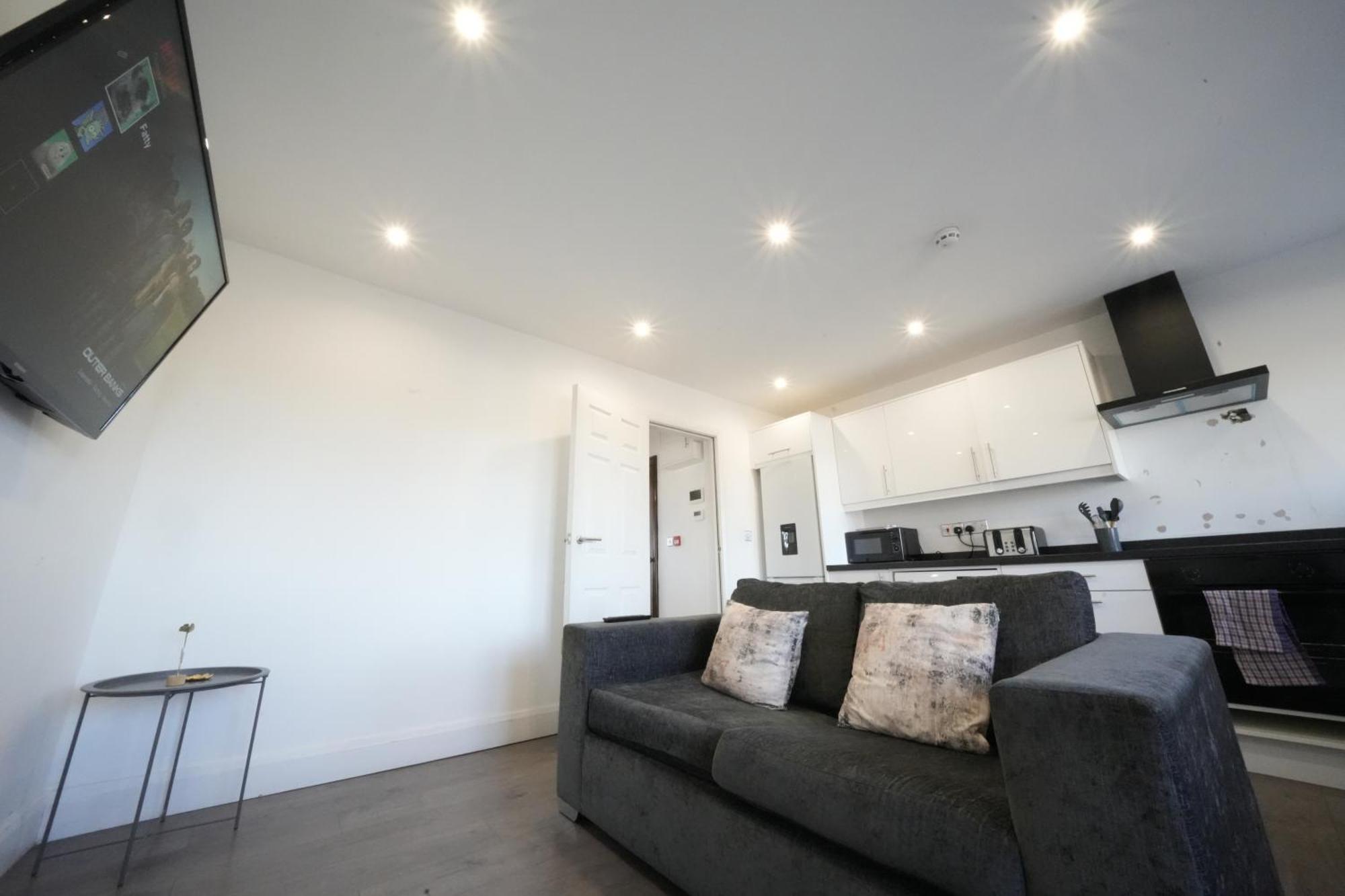 Hatton Heathrow Airport- Free Parking-free Underground To And From Heathrow Airport Hatton Cross Picture-see Fast Hatton Cross To 30min London