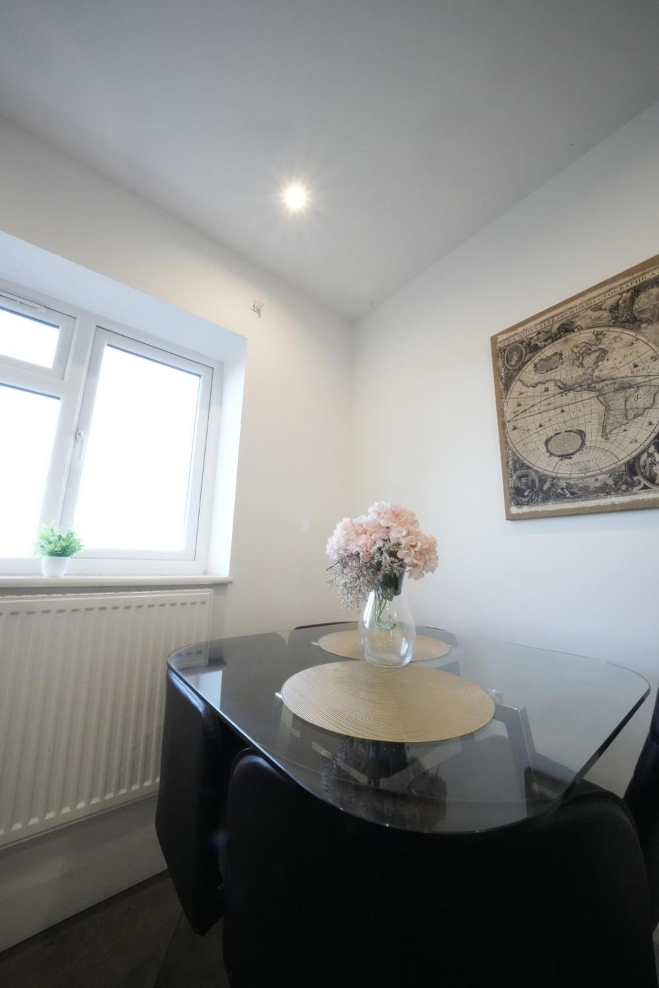 Hatton Heathrow Airport- Free Parking-free Underground To And From Heathrow Airport Hatton Cross Picture-see Fast Hatton Cross To 30min Apartment London