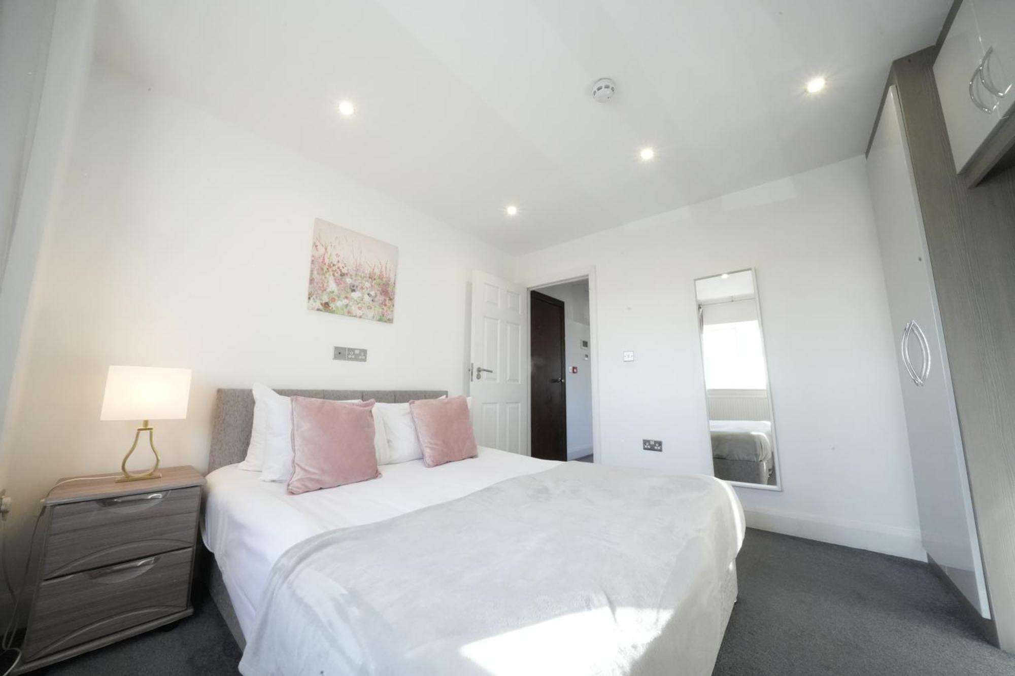 Hatton Heathrow Airport- Free Parking-free Underground To And From Heathrow Airport Hatton Cross Picture-see Fast Hatton Cross To 30min * London
