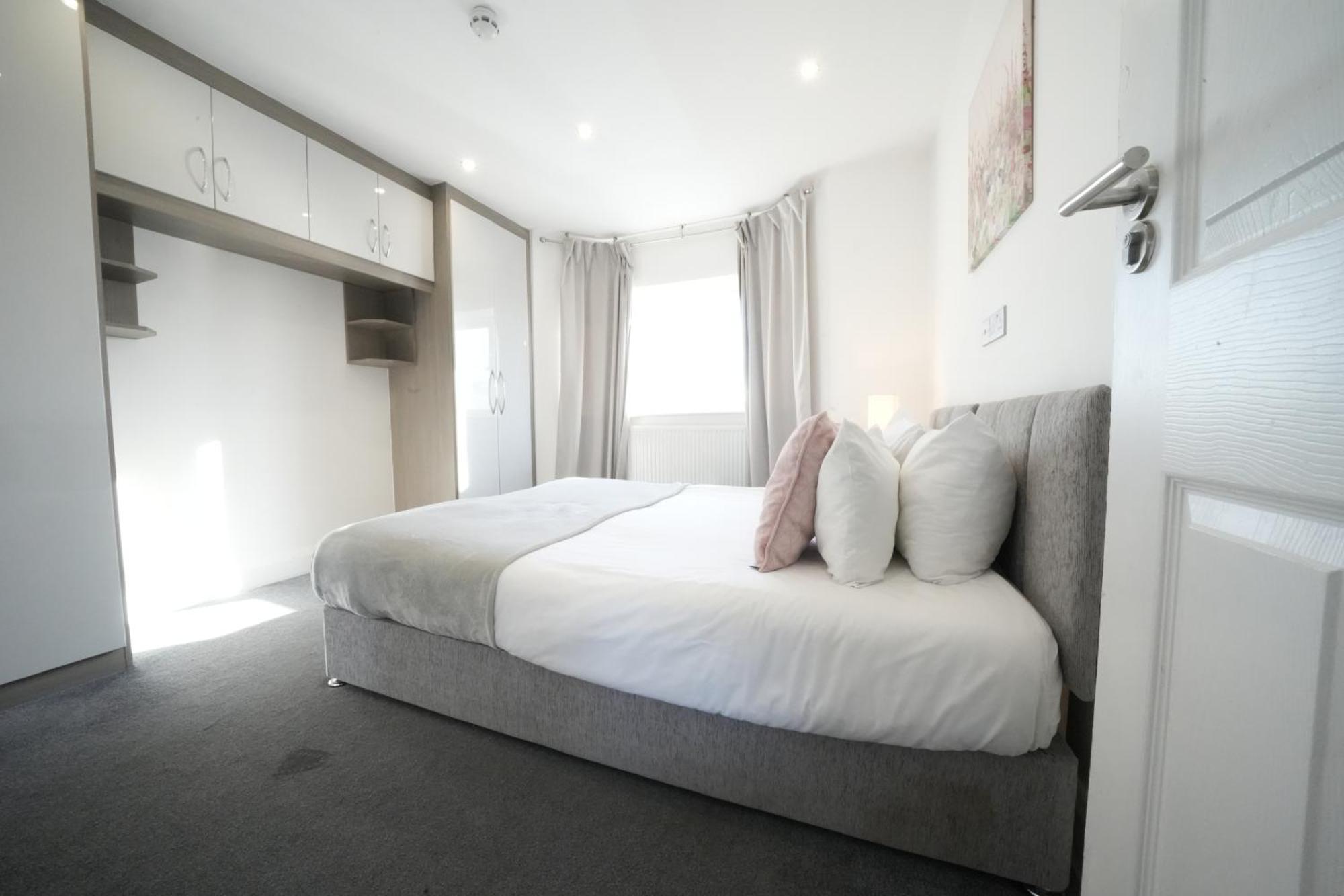 Apartment Hatton Heathrow Airport- Free Parking-free Underground To And From Heathrow Airport Hatton Cross Picture-see Fast Hatton Cross To 30min
