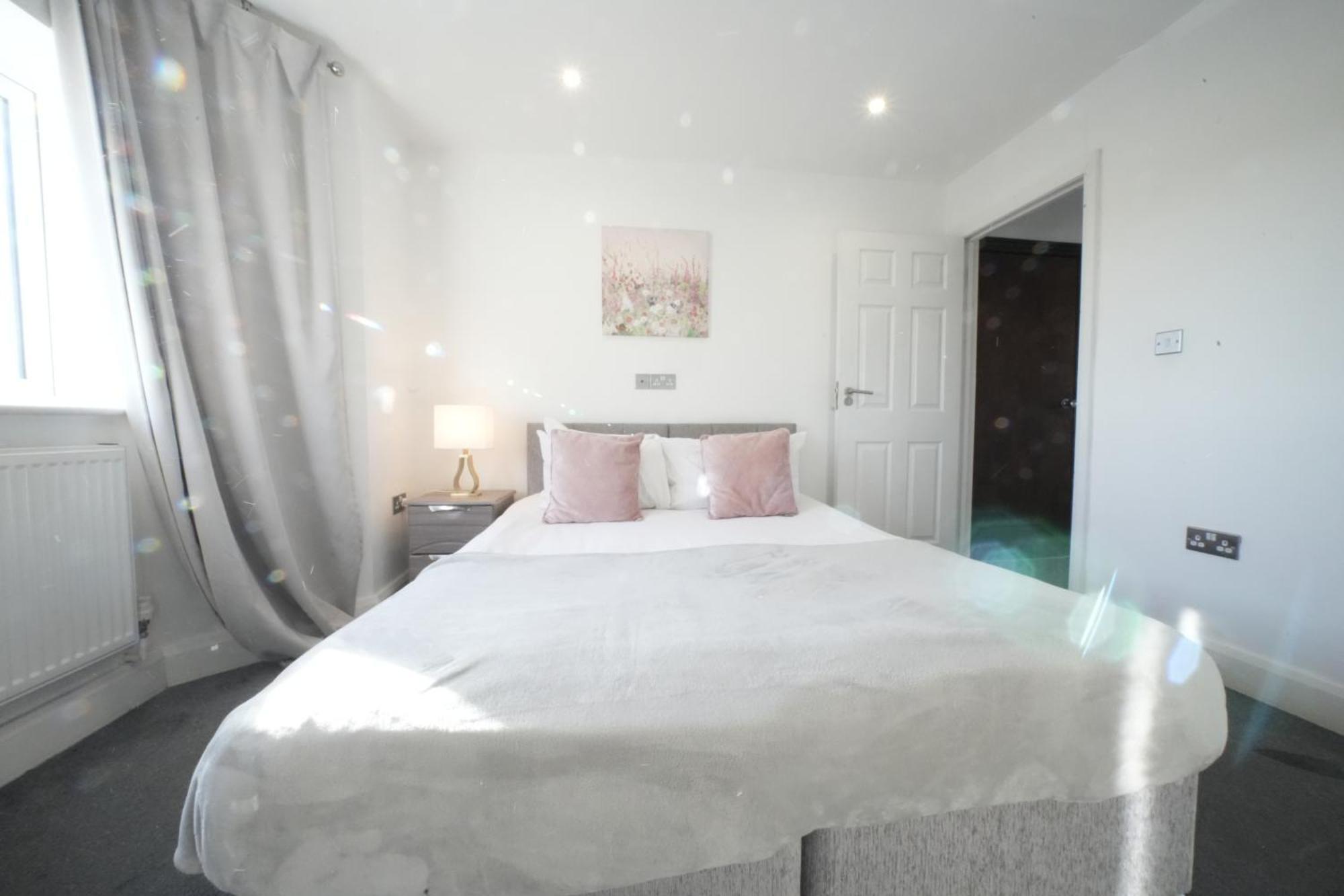 Hatton Heathrow Airport- Free Parking-free Underground To And From Heathrow Airport Hatton Cross Picture-see Fast Hatton Cross To 30min London