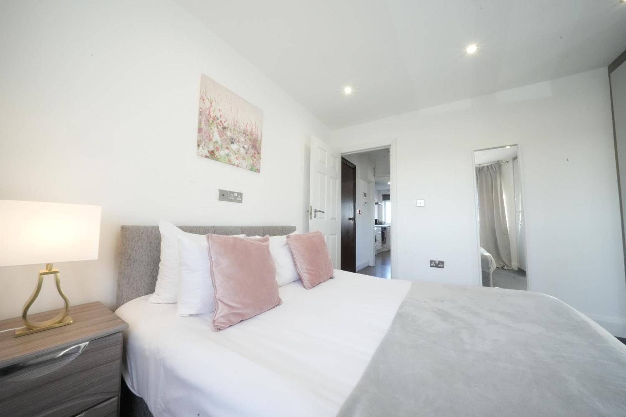Hatton Heathrow Airport- Free Parking-free Underground To And From Heathrow Airport Hatton Cross Picture-see Fast Hatton Cross To 30min Apartment