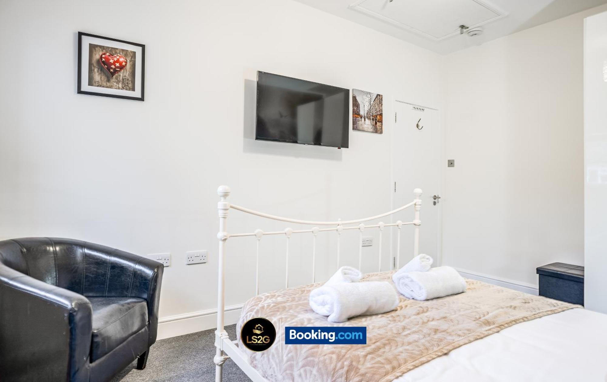 Amazing 3 Bedroom By Ls2g Short Lets & Serviced Greater With Free Wifi Appartement *
