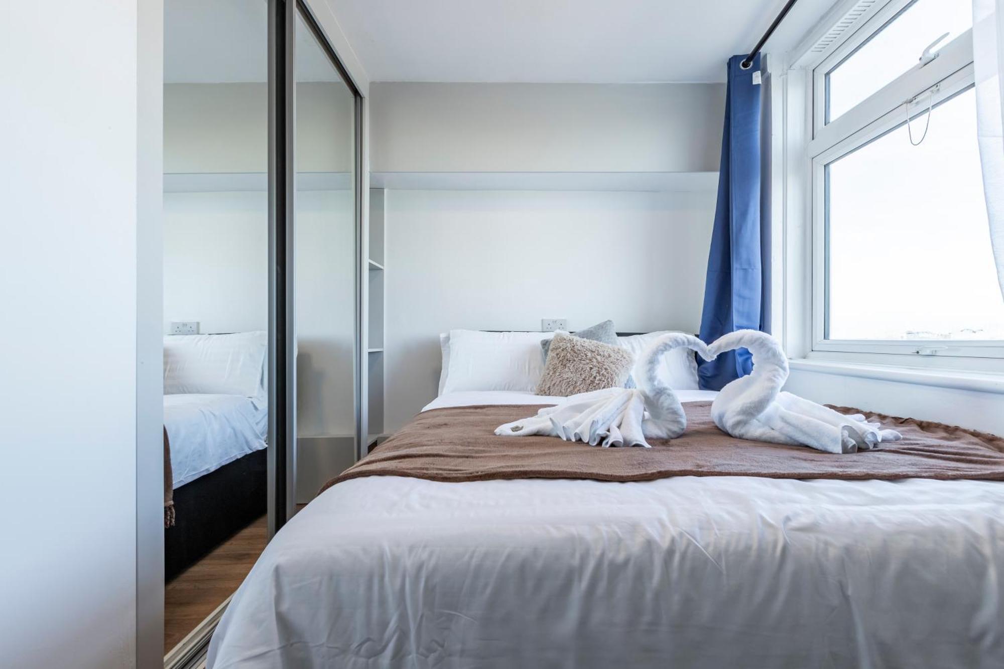 Shepherds Haven Luxury 4 Bed Flat With Self Check In * Londen
