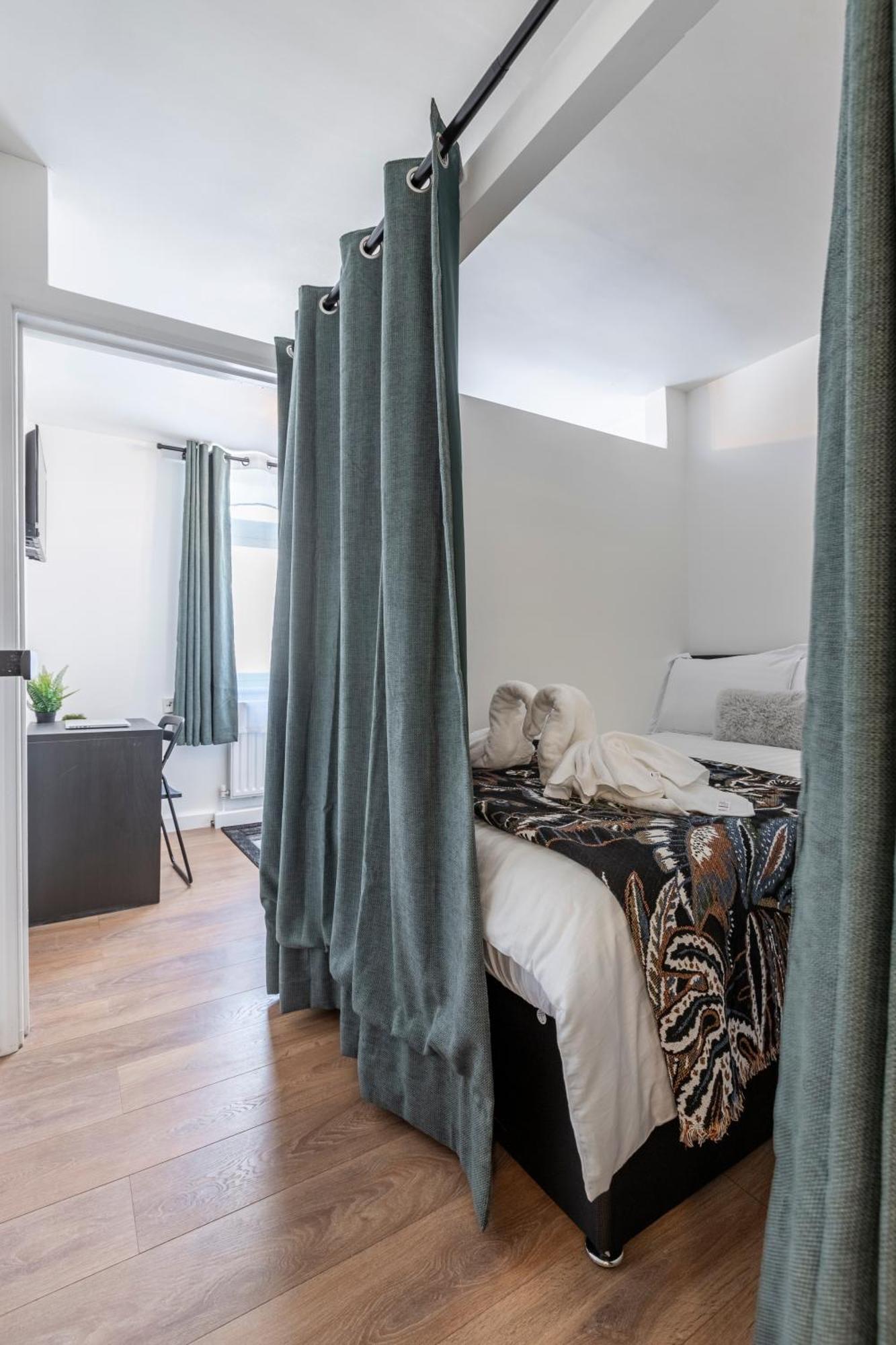 Shepherds Haven Luxury 4 Bed Flat With Self Check In Appartement Londen