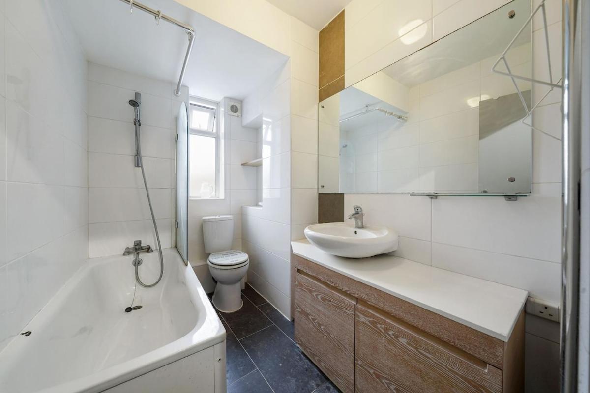 4 Bedroom Flat In Kensington Apartment *