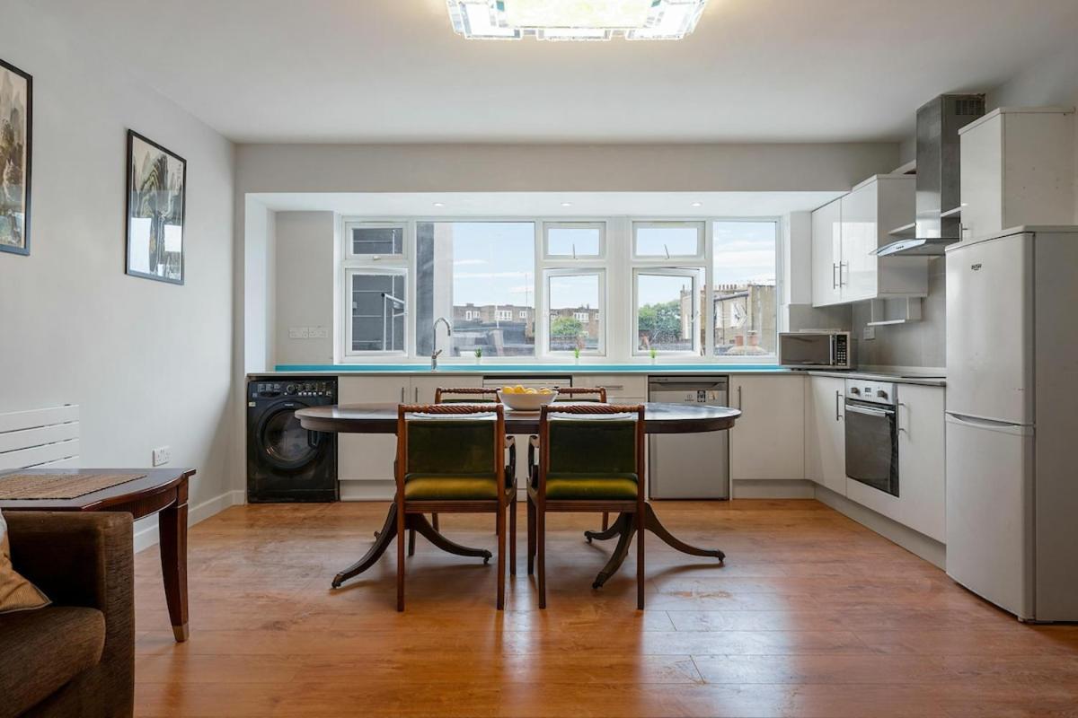 4 Bedroom Flat In Kensington * London
