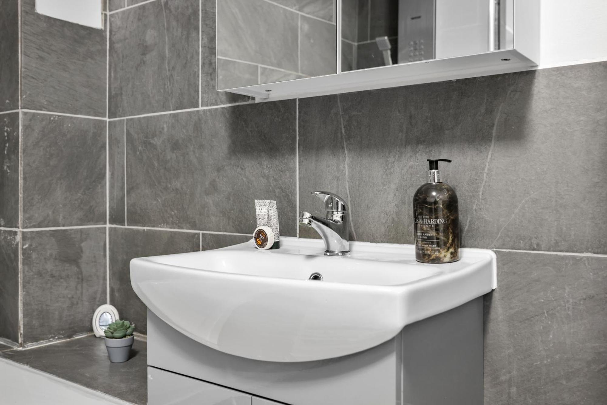 Apartment 2-bedroom Short Term & Flexible Renting Canary Wharf