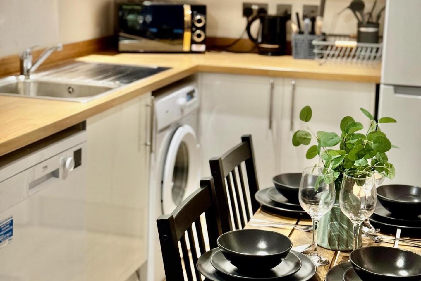 Apartment Stylish 1 Bed - Sleeps 4 & Free Parking