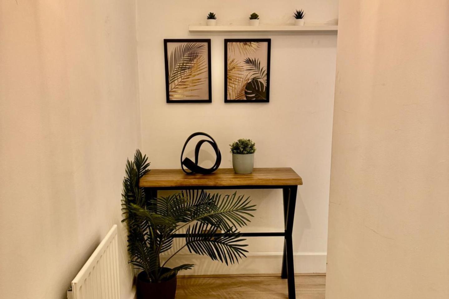 Stylish 1 Bed - Sleeps 4 & Free Parking * London