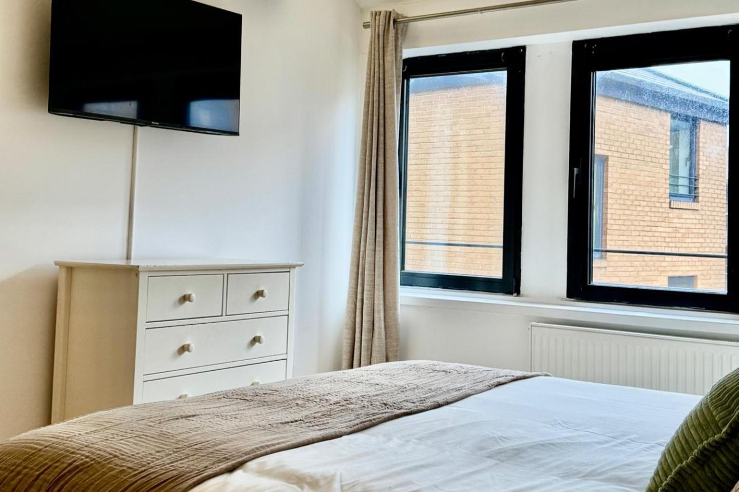 Stylish 1 Bed - Sleeps 4 & Free Parking London