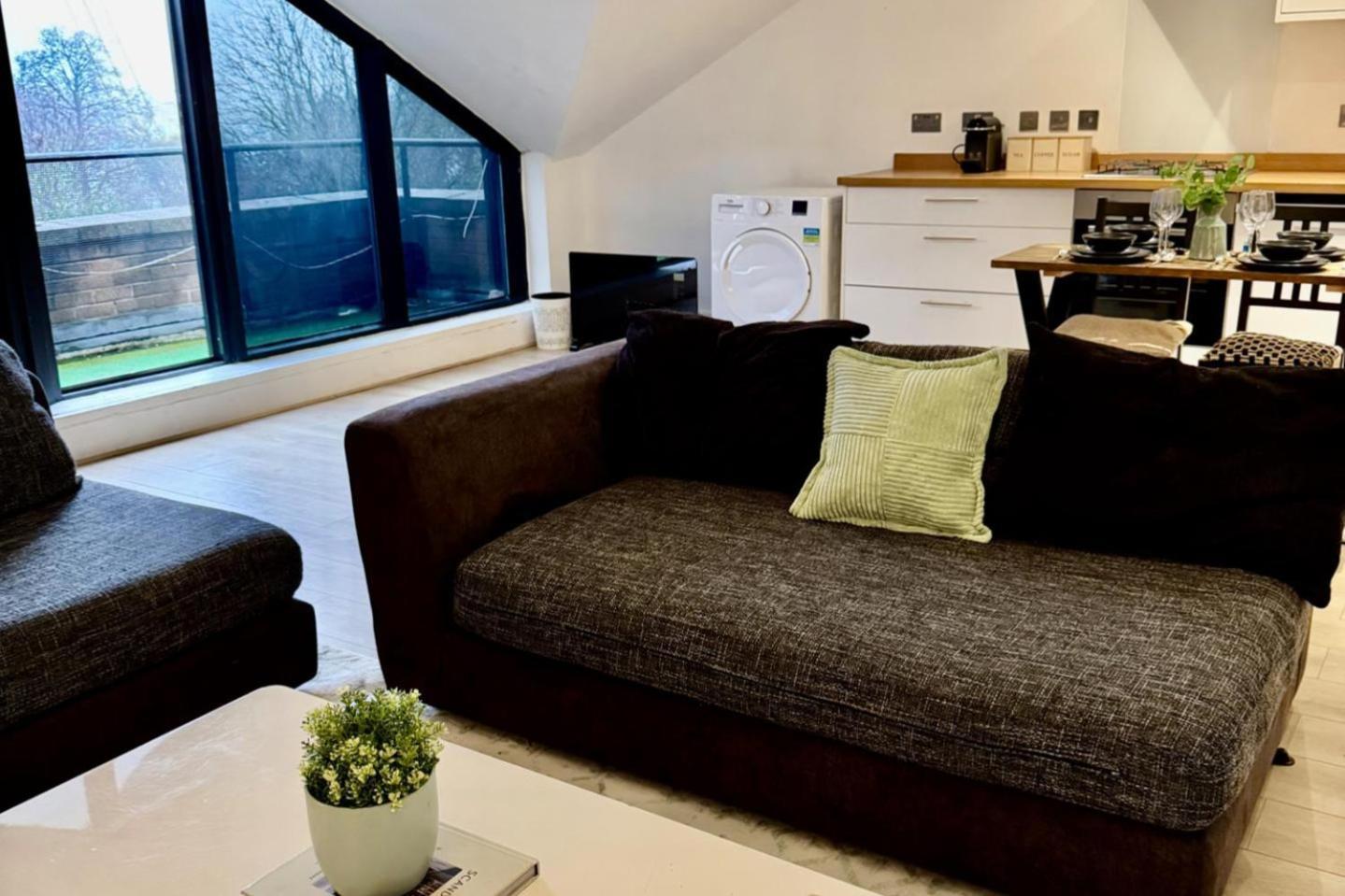 Stylish 1 Bed - Sleeps 4 & Free Parking * London