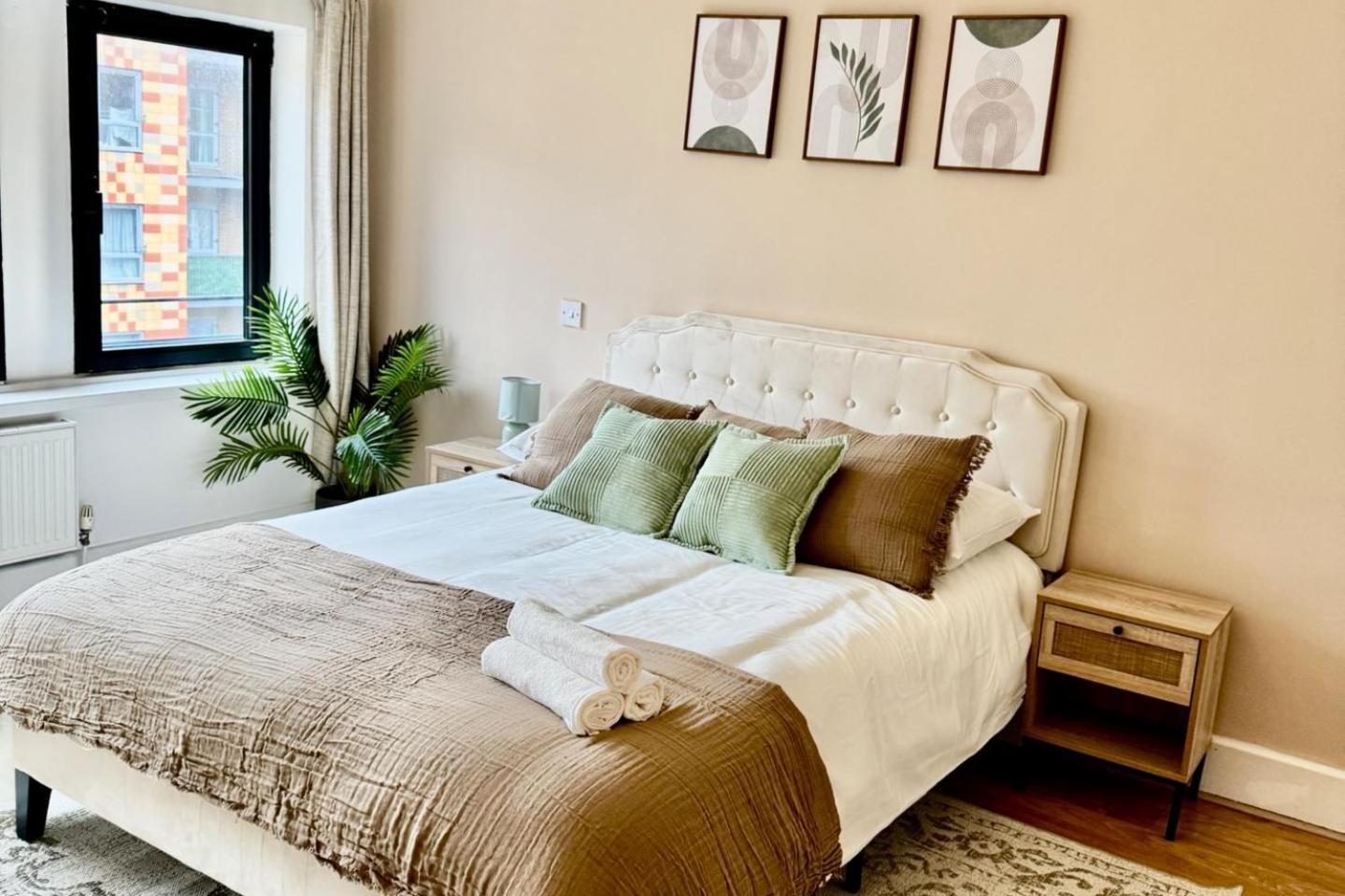 Stylish 1 Bed - Sleeps 4 & Free Parking Apartment *