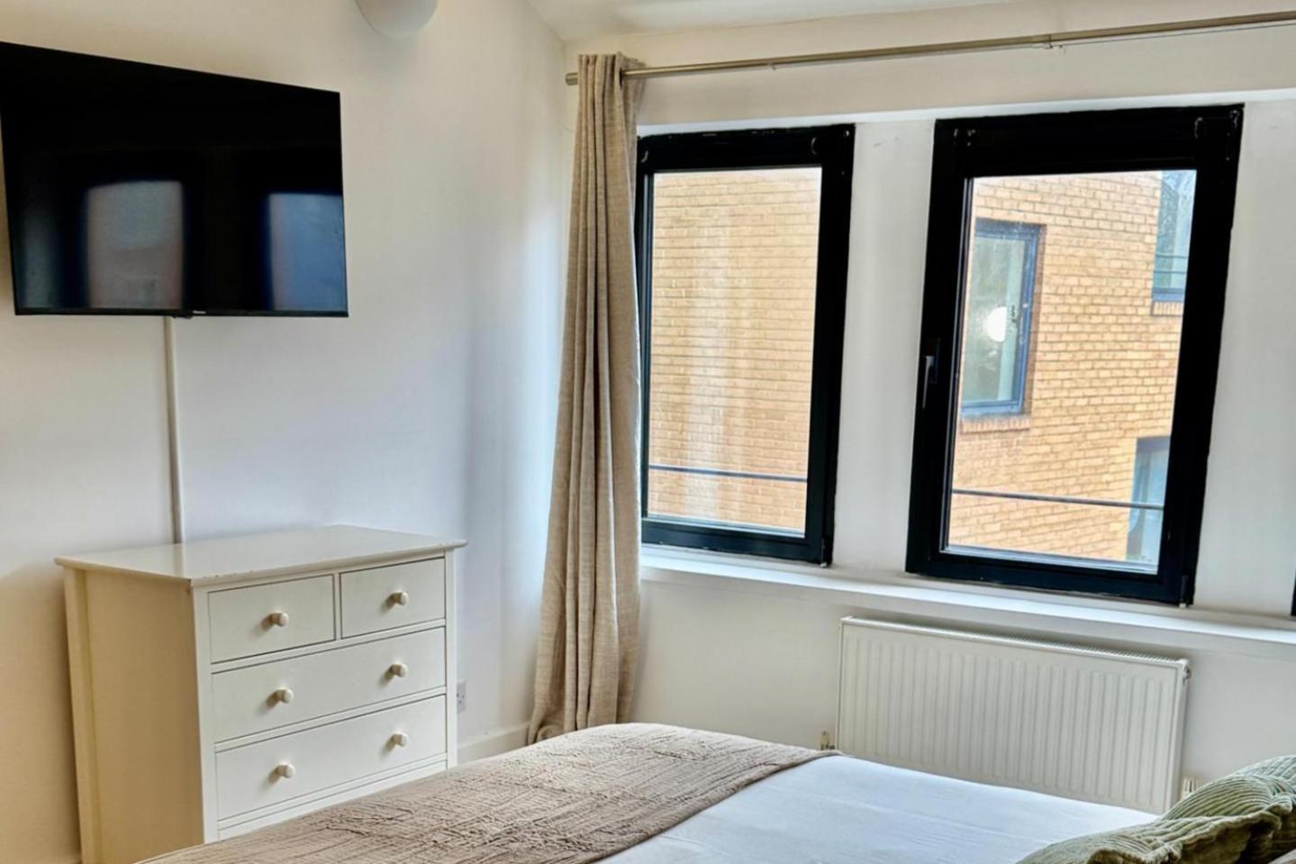 Apartment Stylish 1 Bed - Sleeps 4 & Free Parking *