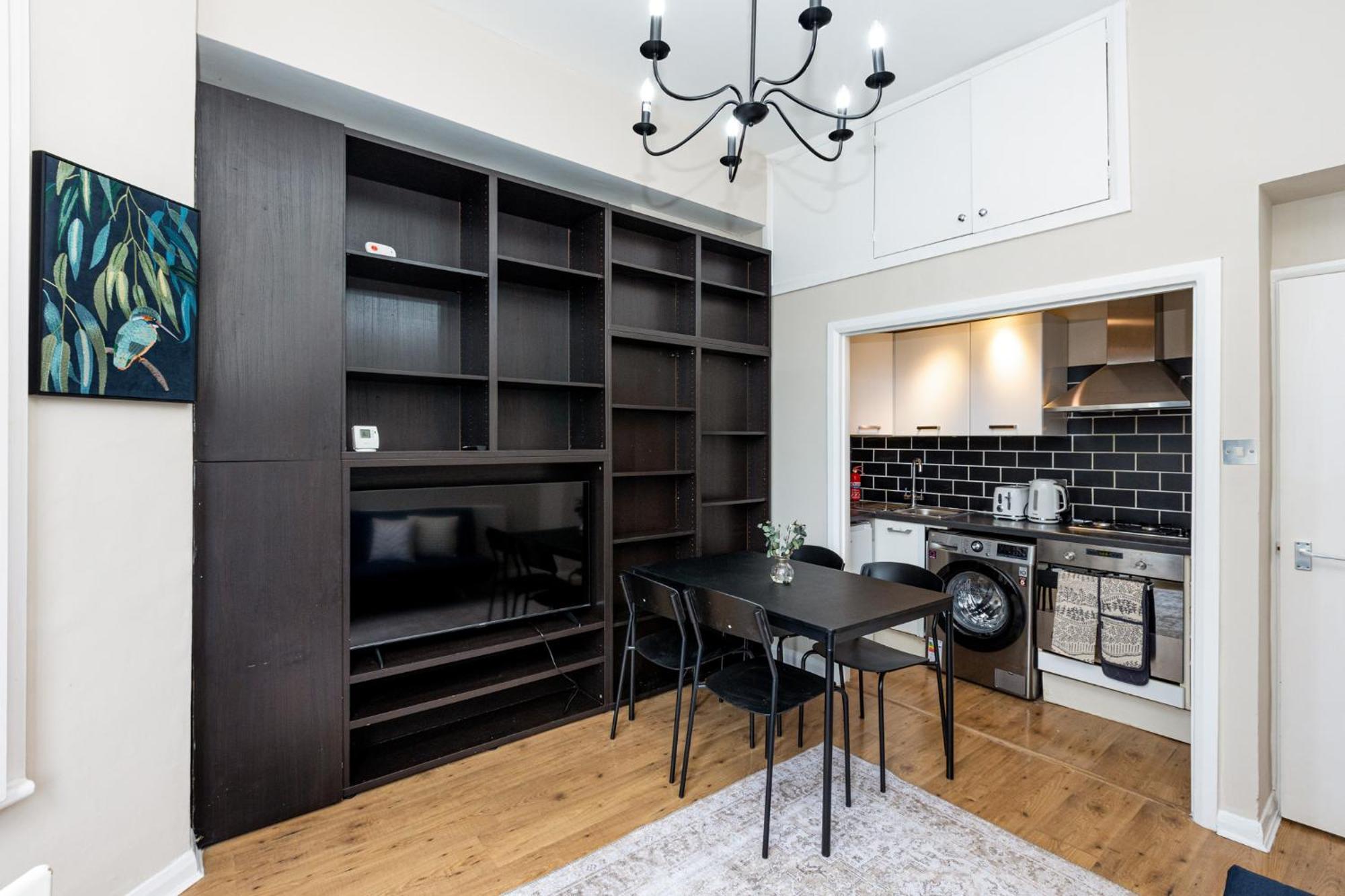 Exquisite 1br, 5min Kensington Olympia Tube Apartment London