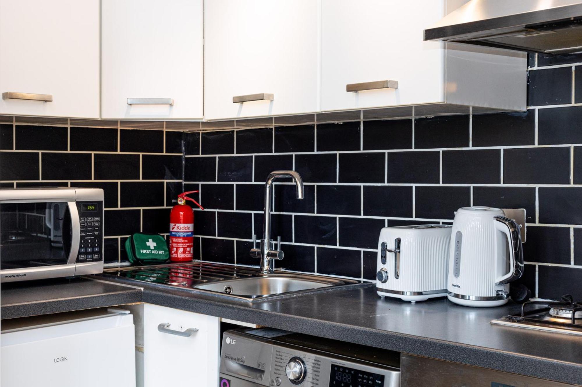 Exquisite 1br, 5min Kensington Olympia Tube London
