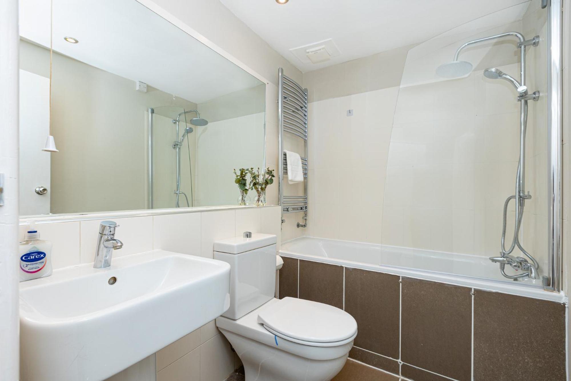 Exquisite 1br, 5min Kensington Olympia Tube Apartment