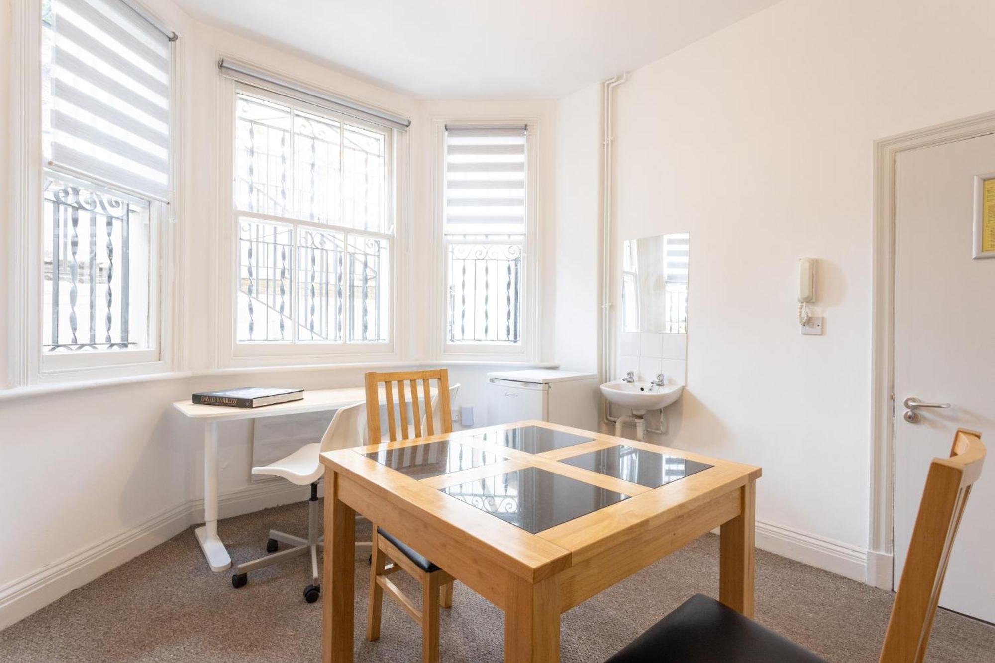 270 Earls Court Road Hostal