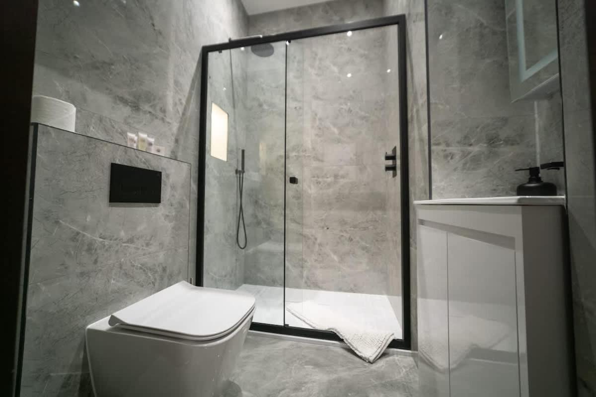 2-bed Flat Near Zoo, Ideal For Families Apartment