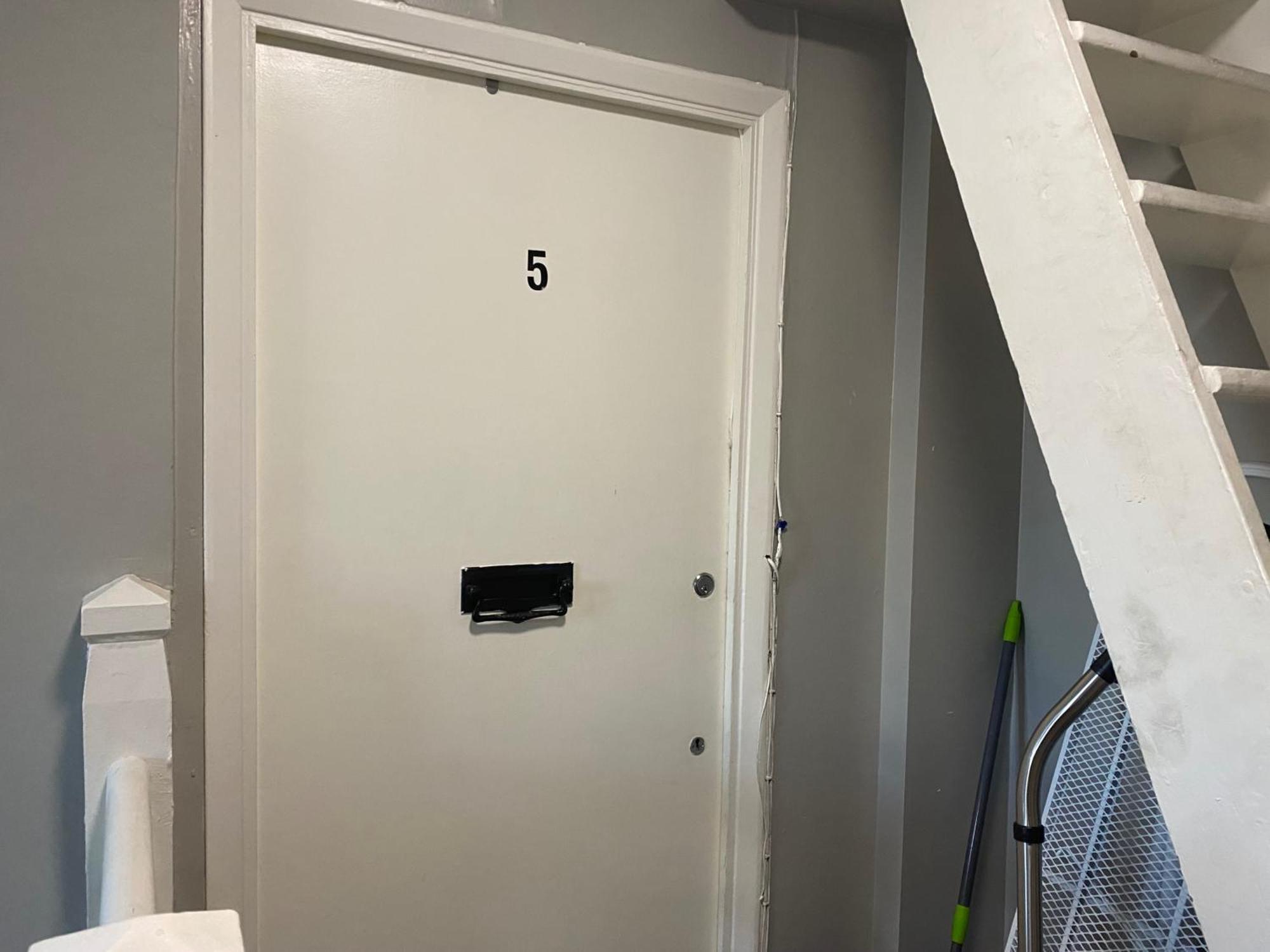 Apartment Victorian Building - Sleeps 5 - Pet Friendly London