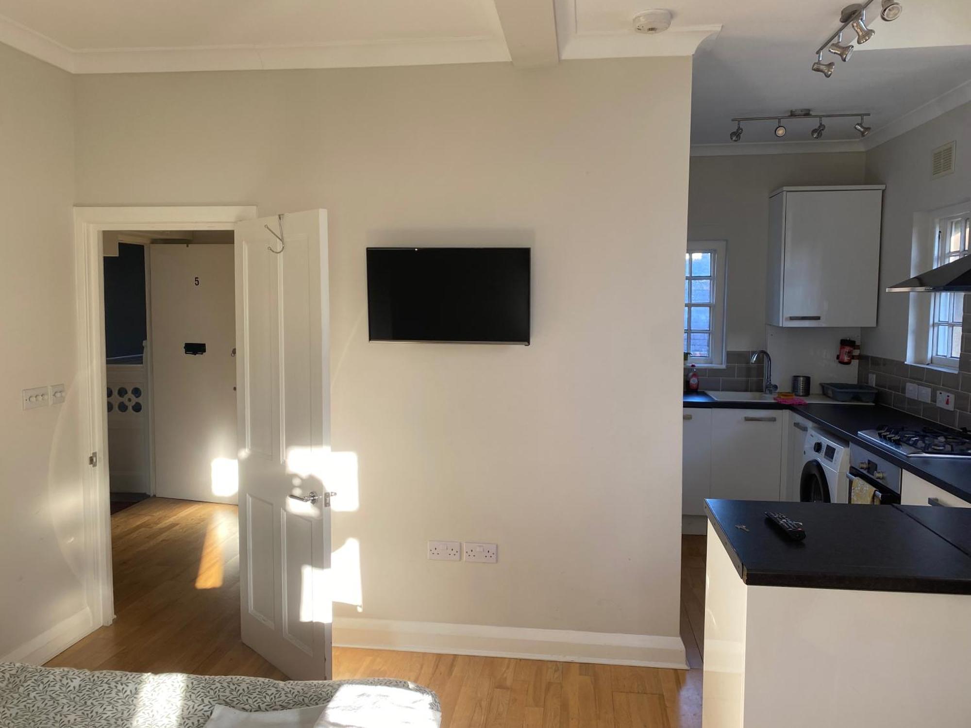 Victorian Building - Sleeps 5 - Pet Friendly Apartment