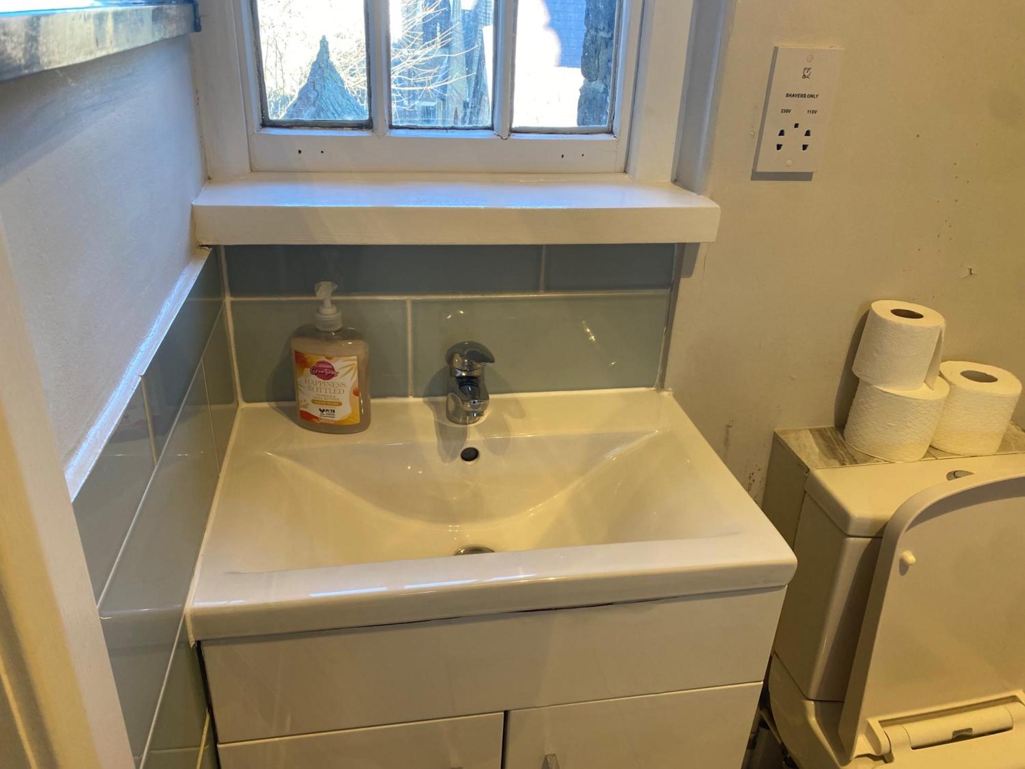 Victorian Building - Sleeps 5 - Pet Friendly Apartment *