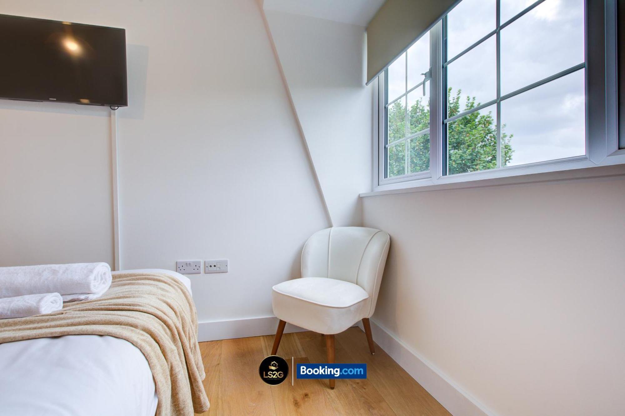 2 Bedroom By Ls2g Short Lets & Serviced Greater With Private Balcony Apartment