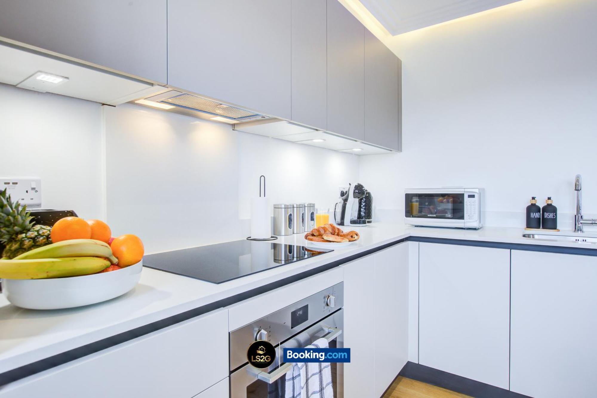 2 Bedroom By Ls2g Short Lets & Serviced Greater With Private Balcony Apartment London