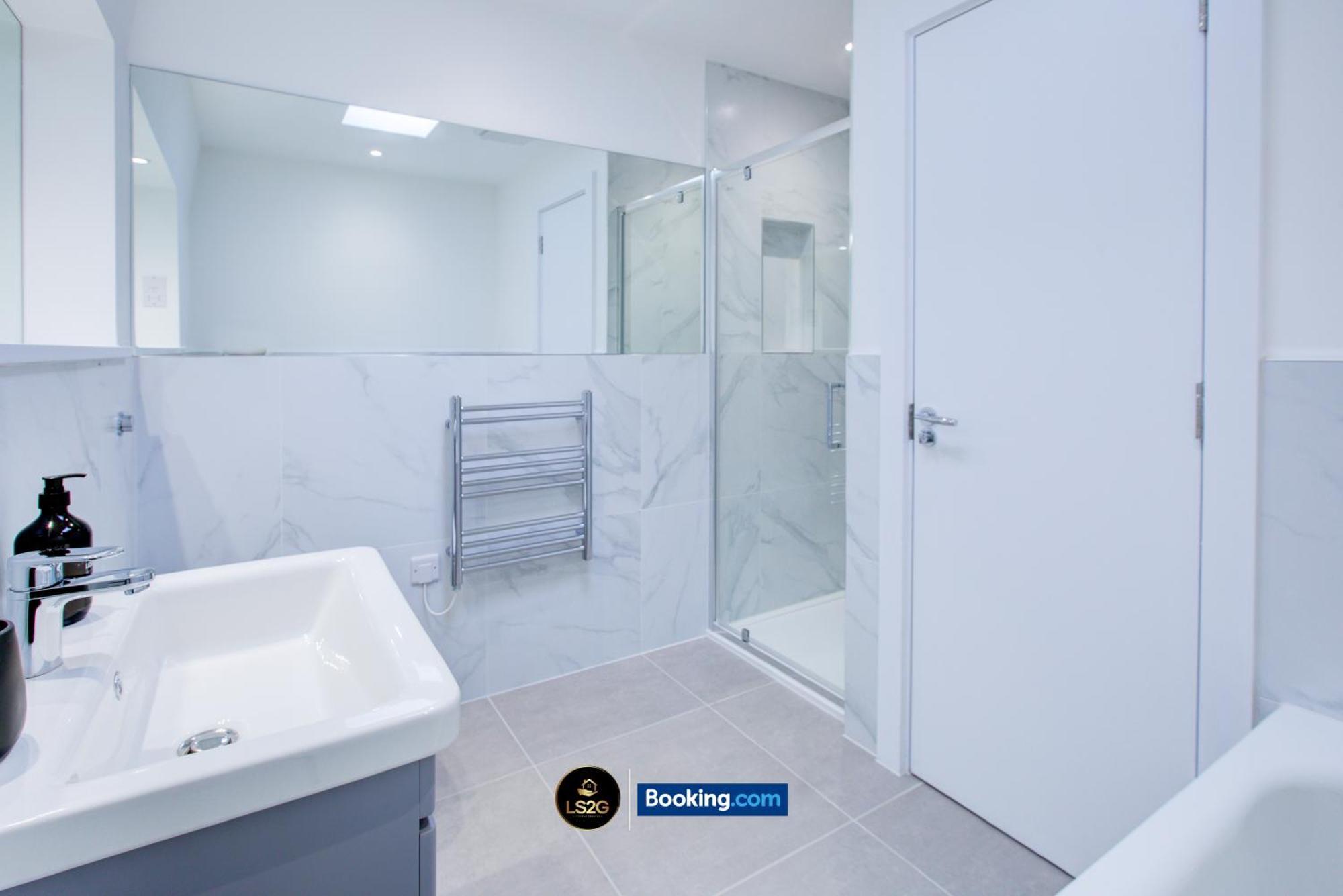 2 Bedroom By Ls2g Short Lets & Serviced Greater With Private Balcony Apartment London
