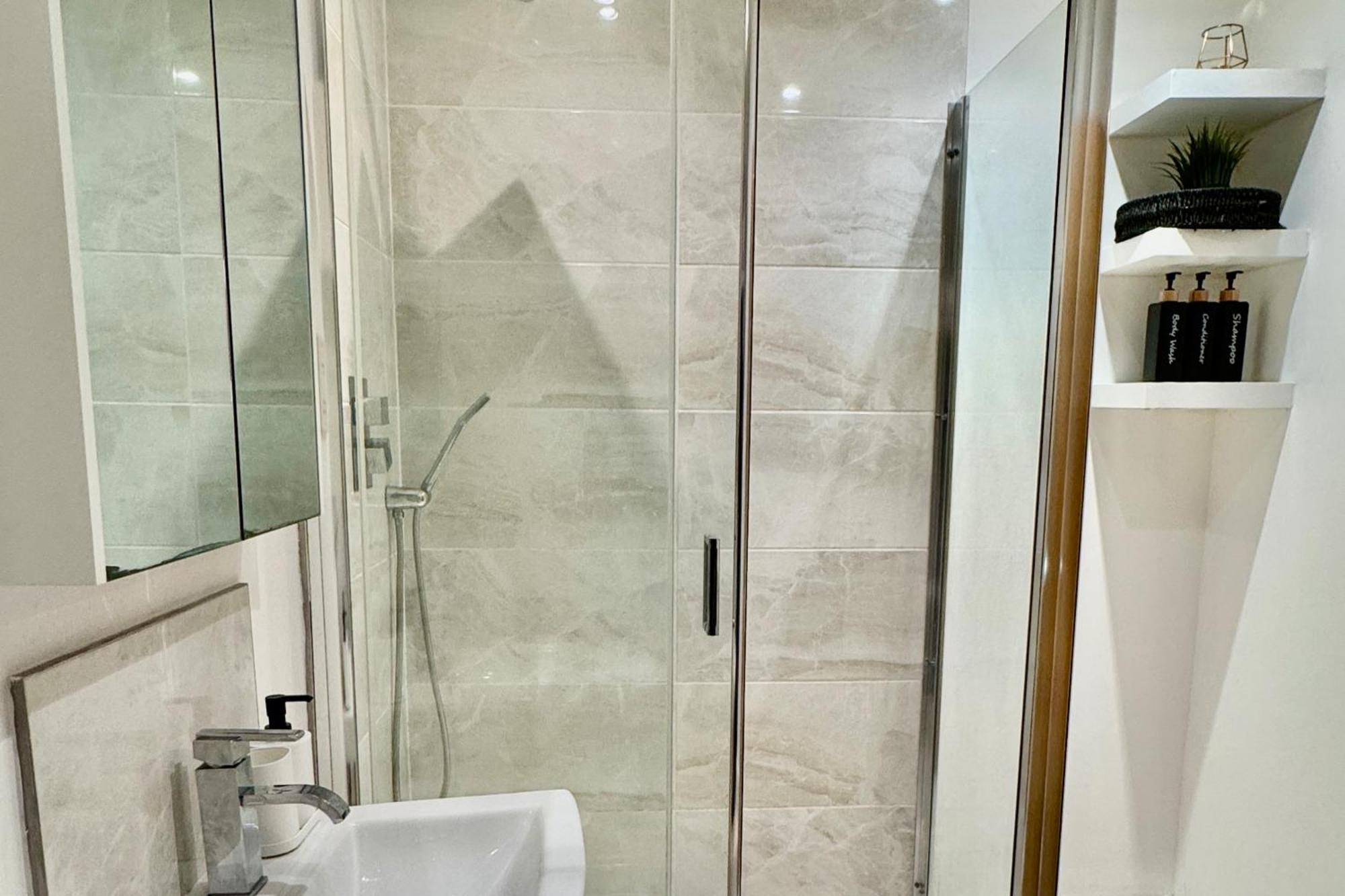 Apartment Stylish 1 Bed - Sleeps 4 & Free Parking *