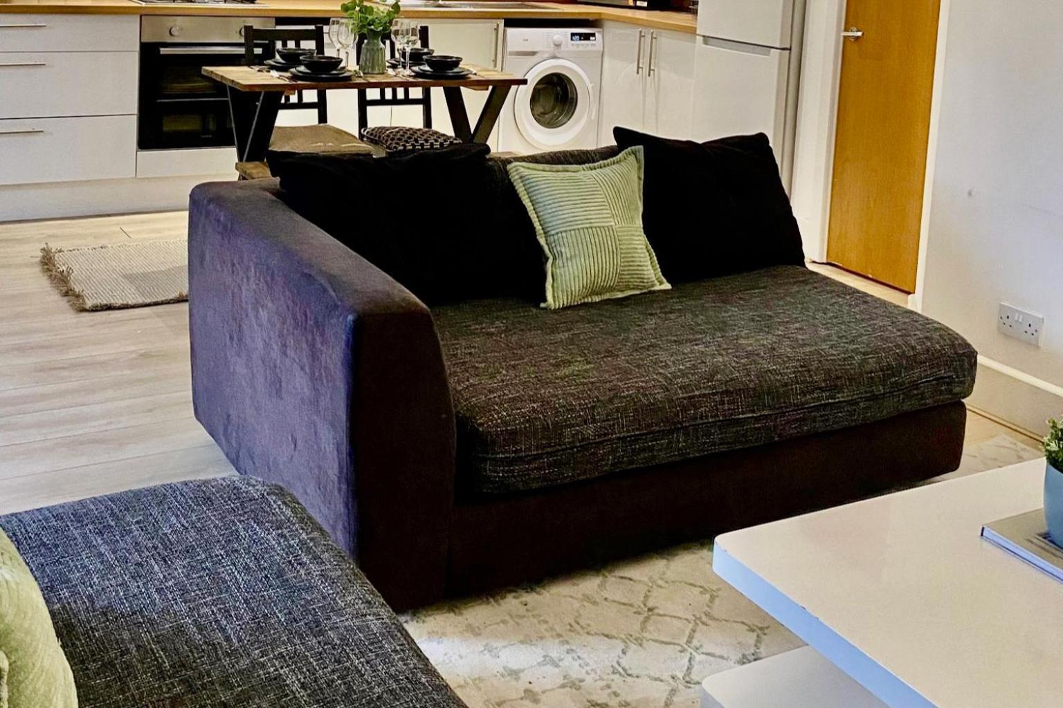 Stylish 1 Bed - Sleeps 4 & Free Parking Apartment