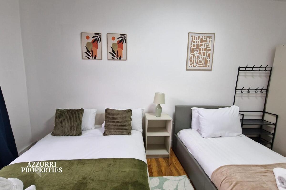 Two Bed Flat - 6 Minutes To Canning Town Station * London