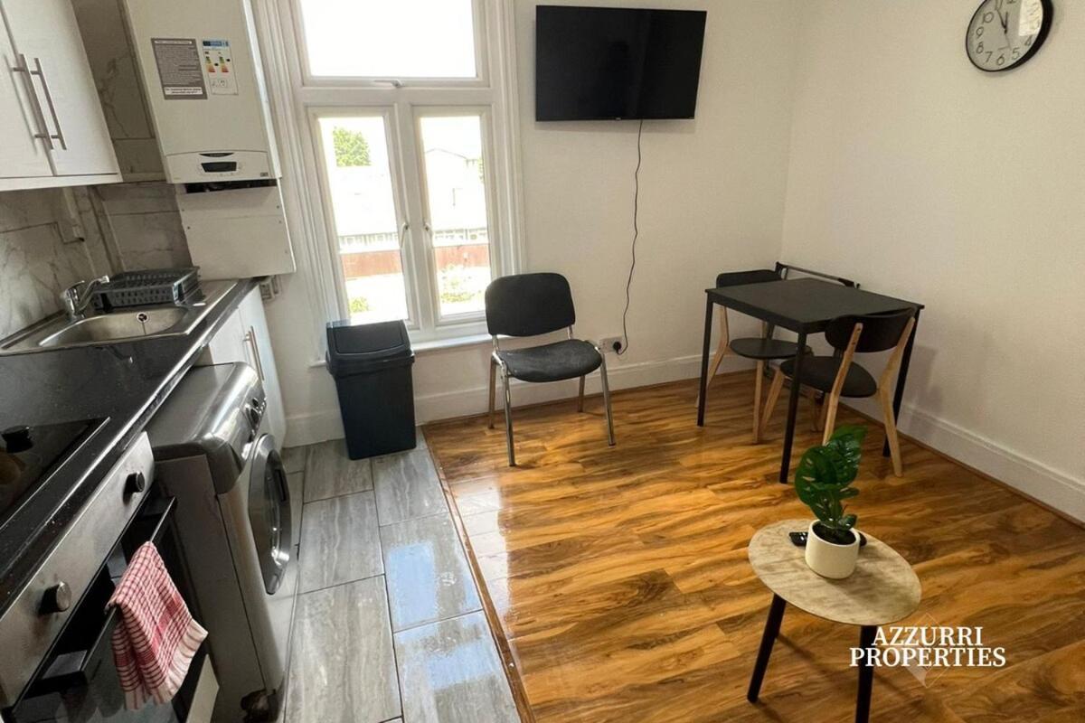 Two Bed Flat - 6 Minutes To Canning Town Station * London