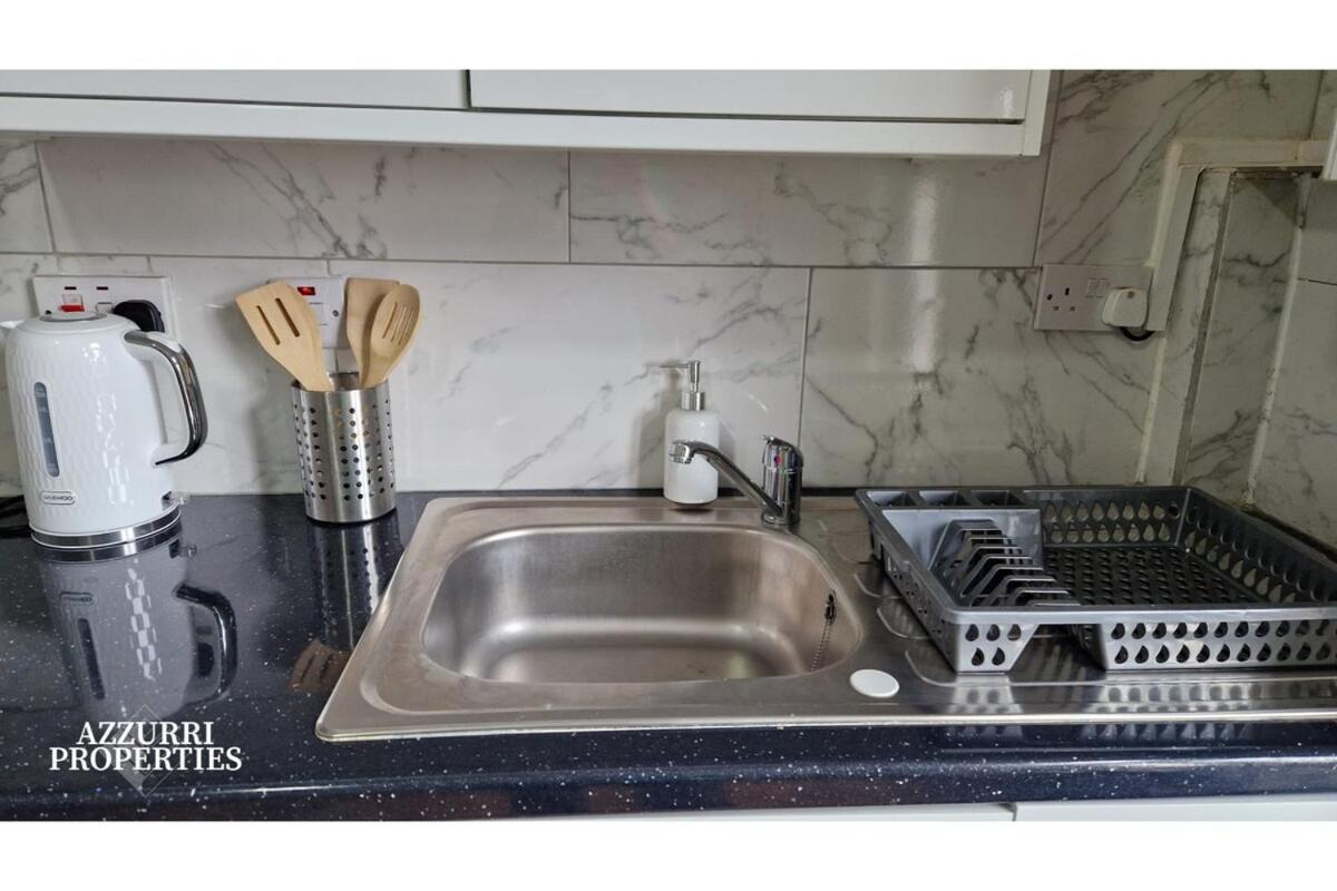 Two Bed Flat - 6 Minutes To Canning Town Station Apartment *