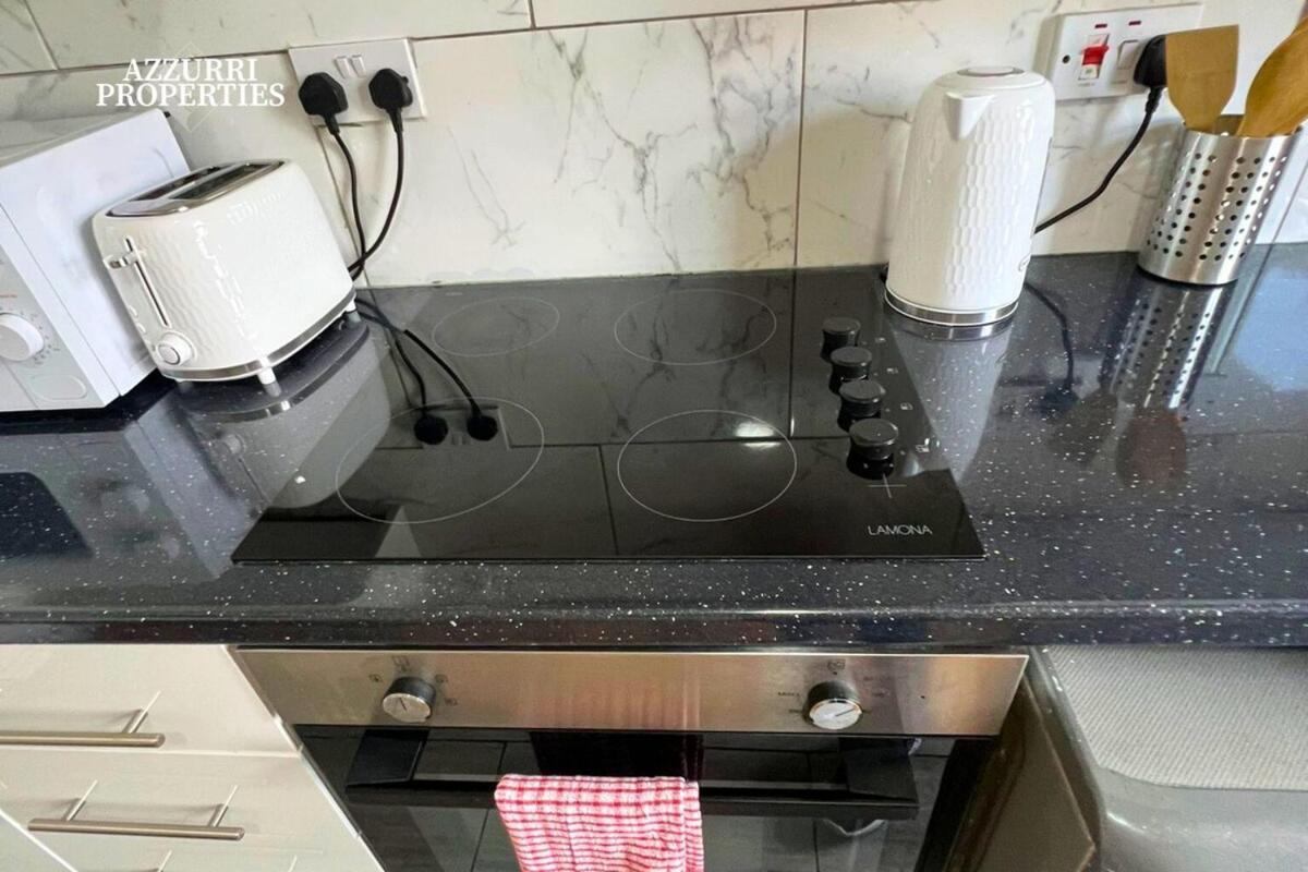 Two Bed Flat - 6 Minutes To Canning Town Station Apartment London