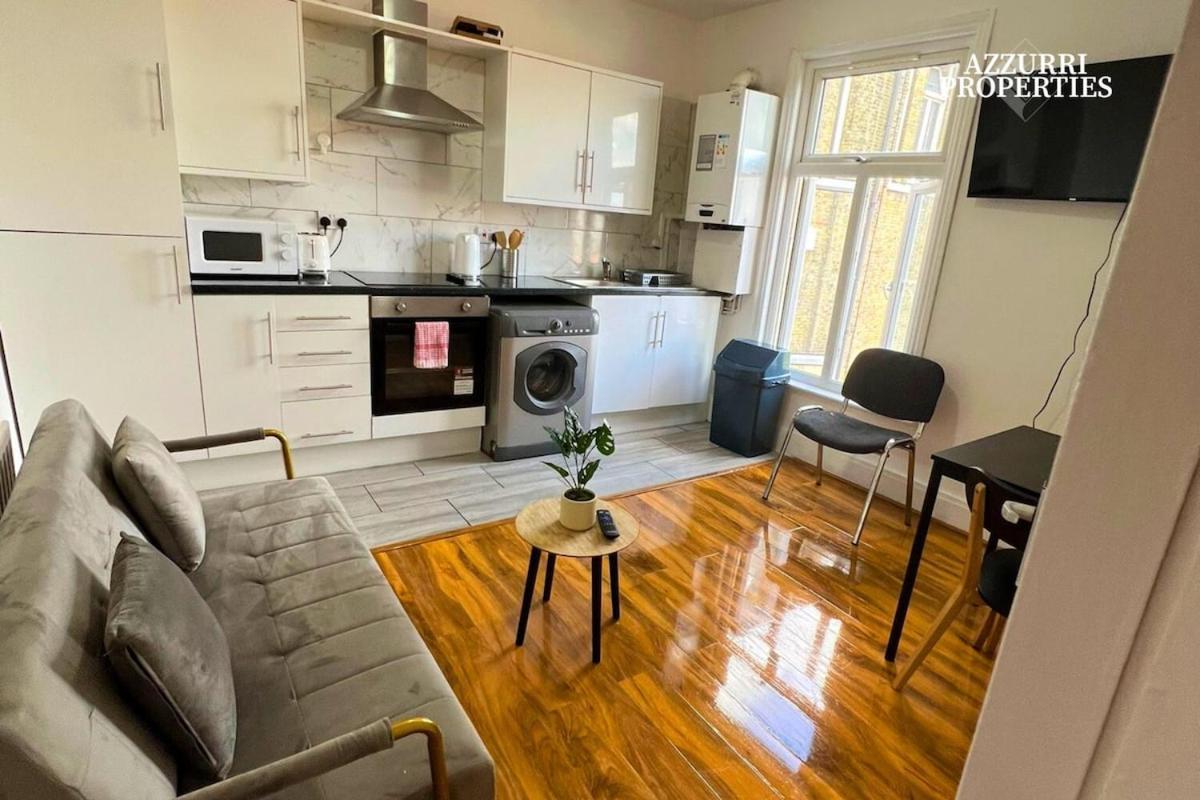 Two Bed Flat - 6 Minutes To Canning Town Station Apartment