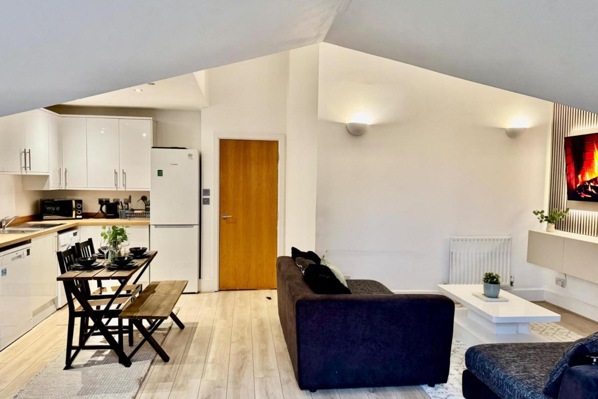 Stylish 1 Bed - Sleeps 4 & Free Parking * London
