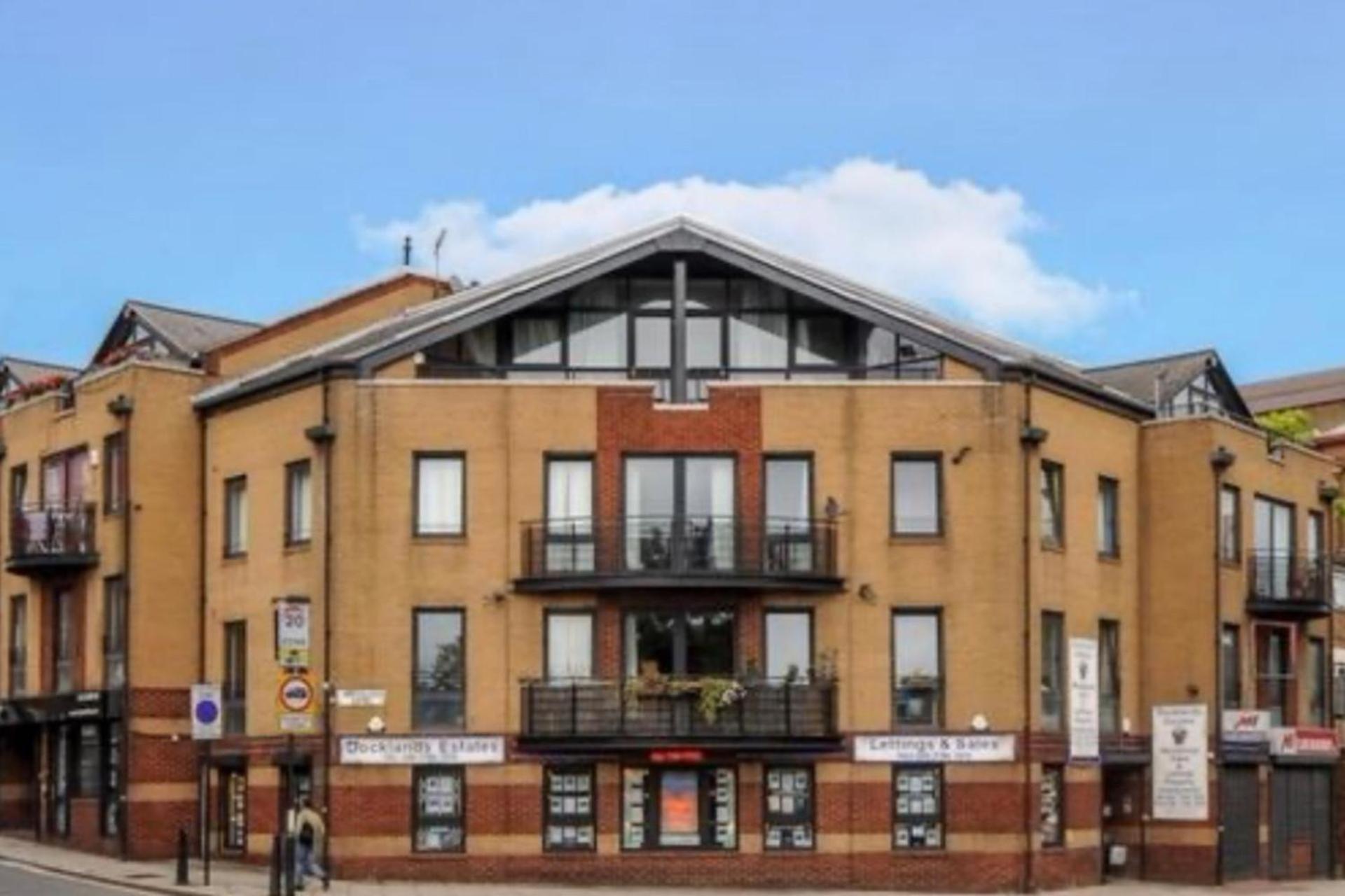 Stylish 1 Bed - Sleeps 4 & Free Parking Apartment London