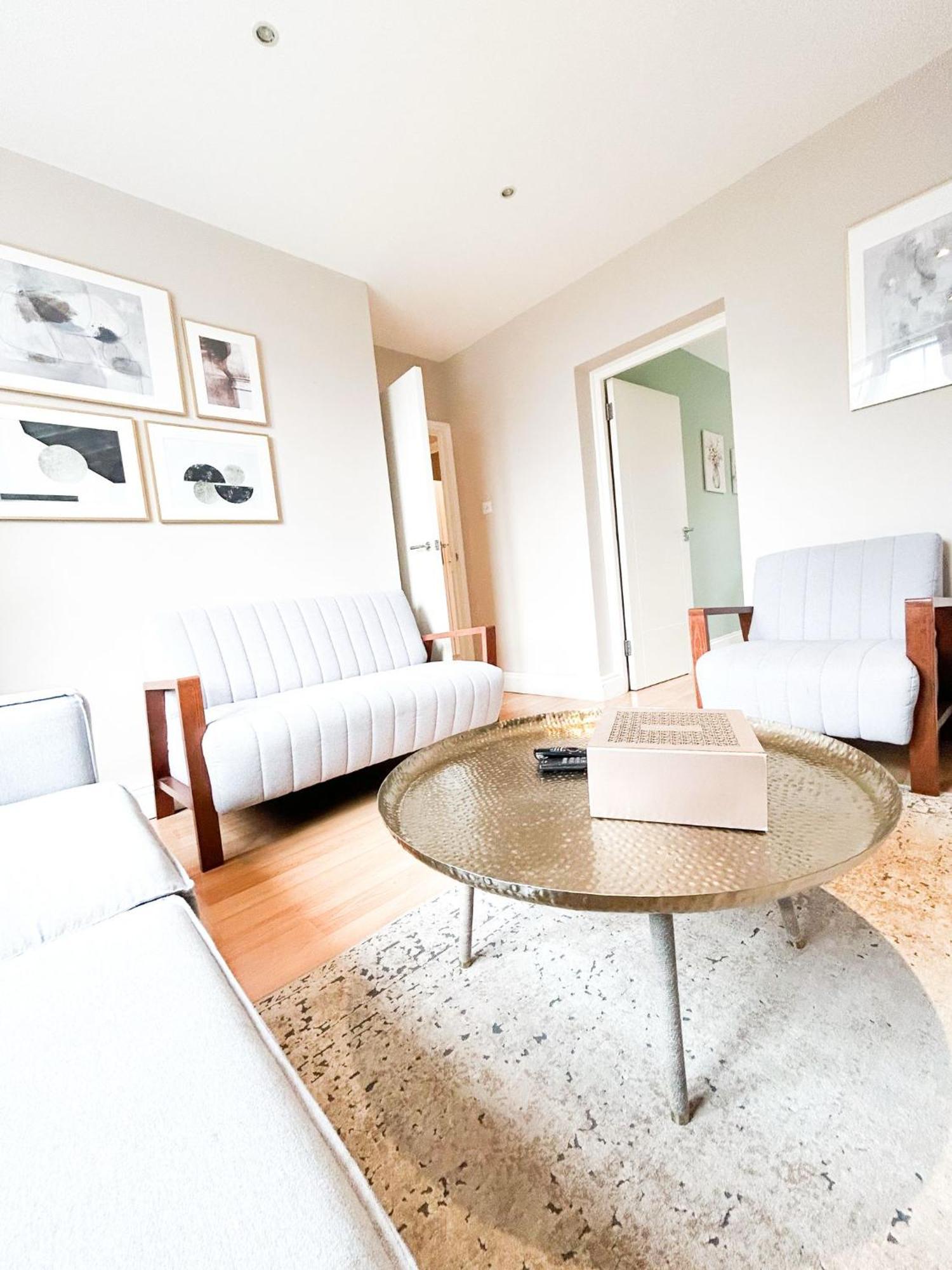 Hammersmith 2 Bedroom Flat River Thames Apartment London
