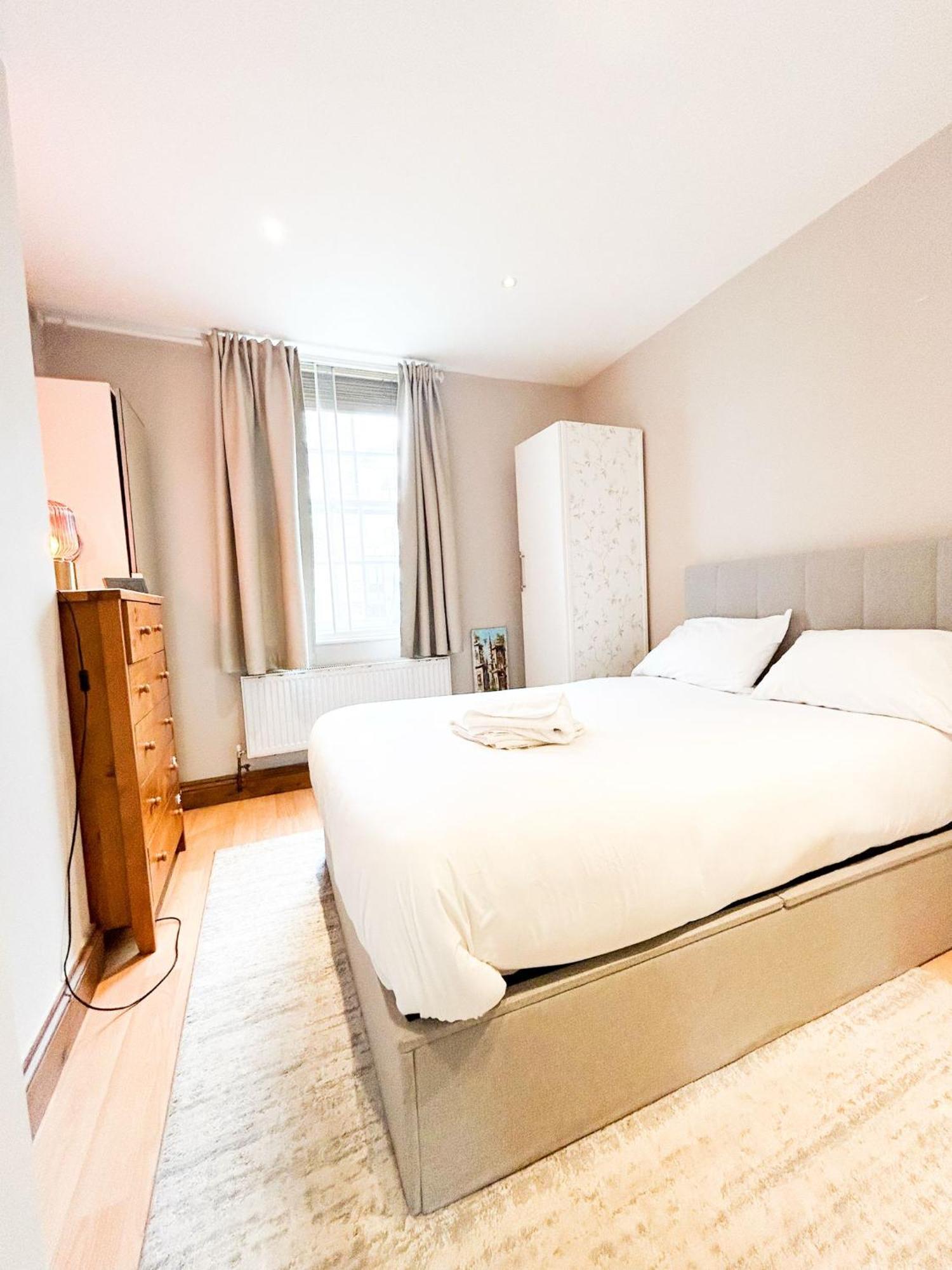 Hammersmith 2 Bedroom Flat River Thames Apartment London