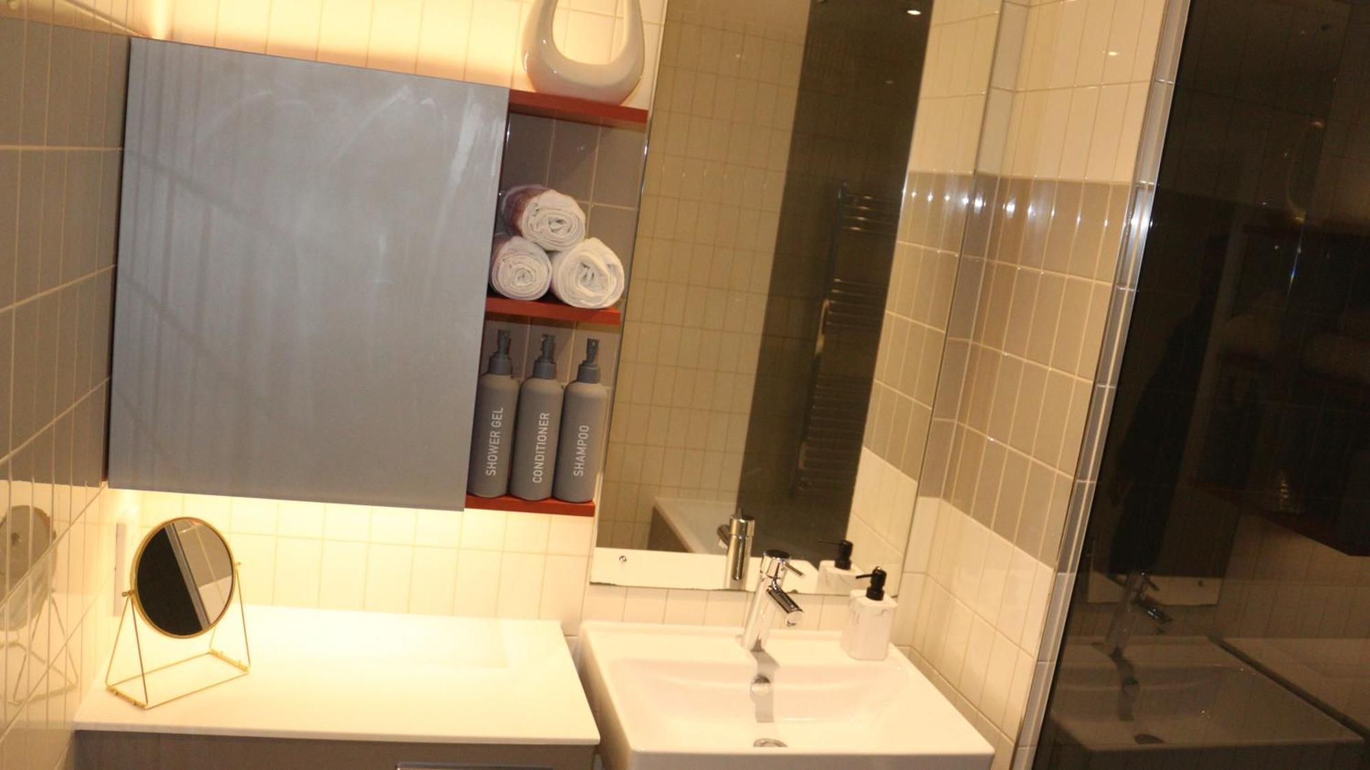 Appartement Luxury 1 Bedroom In With Free Parking *