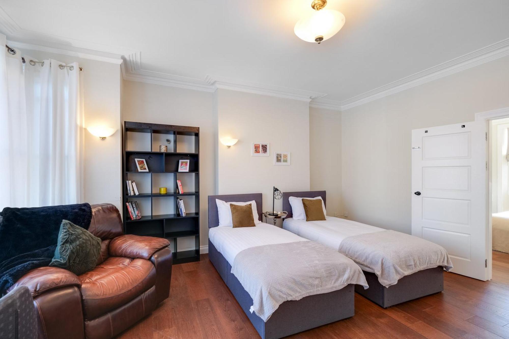 Stunning Edwardian 6-bedroom Family In Muswell Hill Holiday home *