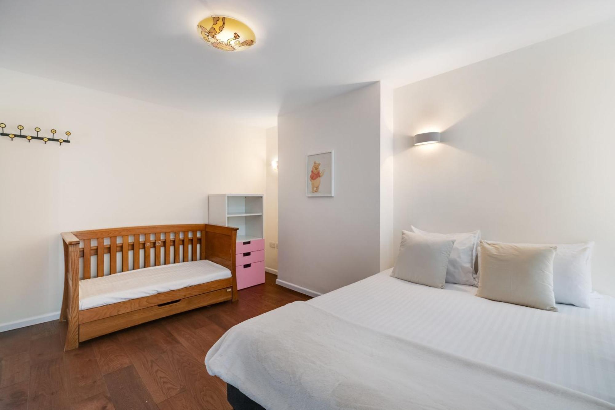 Stunning Edwardian 6-bedroom Family In Muswell Hill Holiday home *