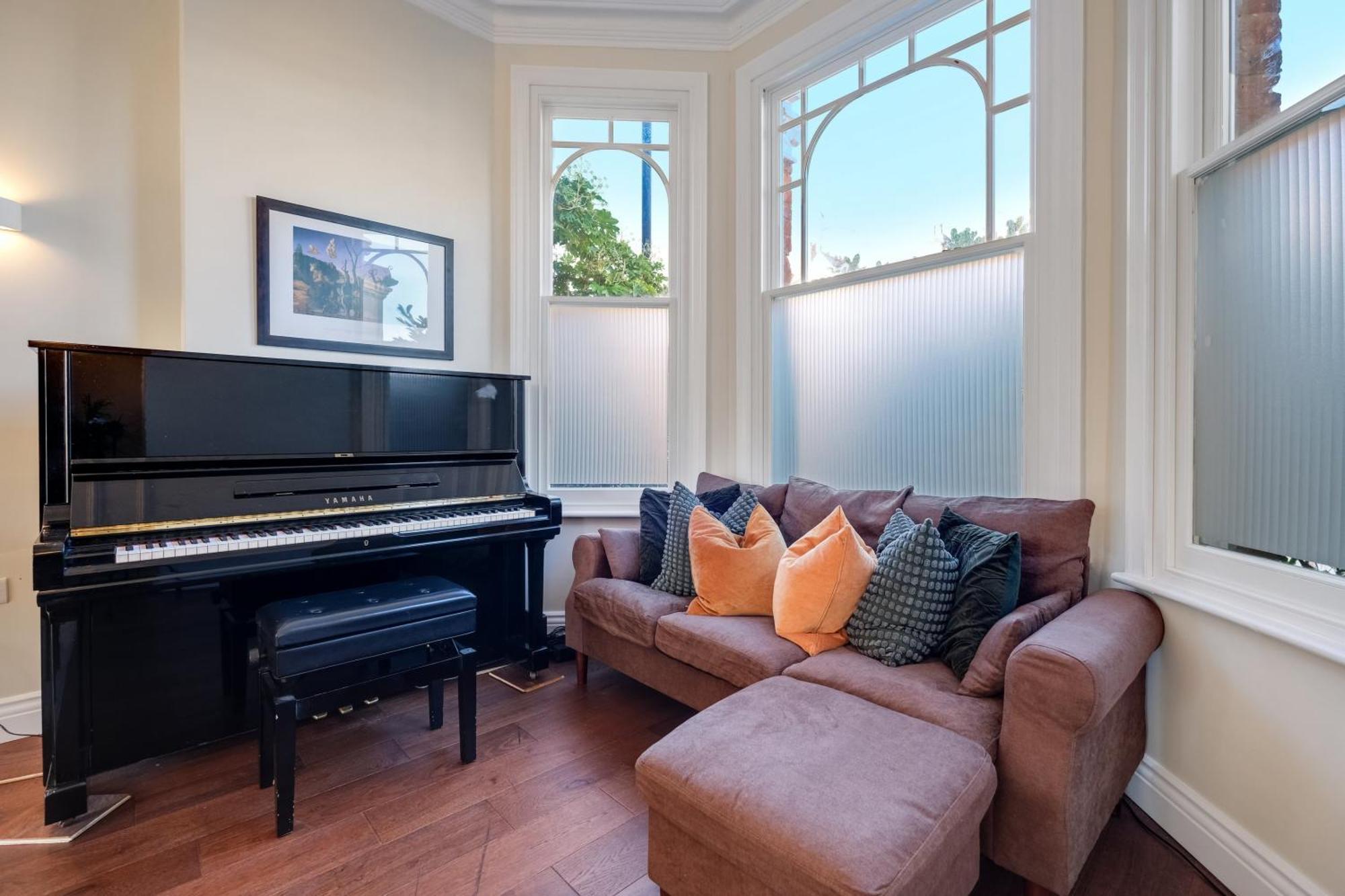 Stunning Edwardian 6-bedroom Family In Muswell Hill Holiday home *