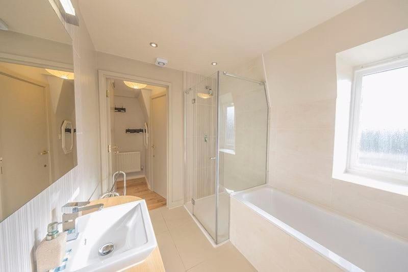 Apartamento Airy One-bed In Limehouse With Views Of The